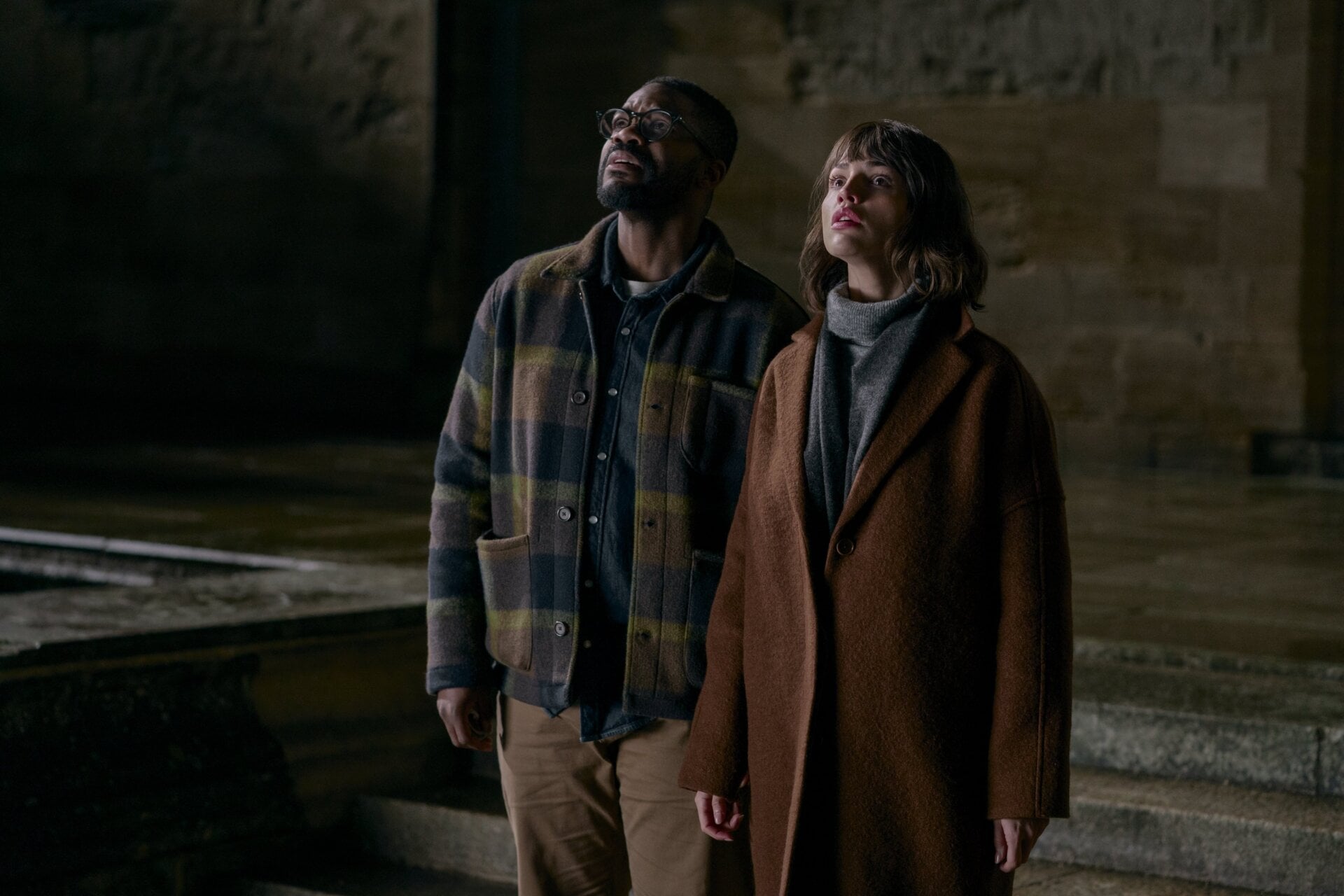Jovan Adept como Saúl y Eiza González como Auggie.