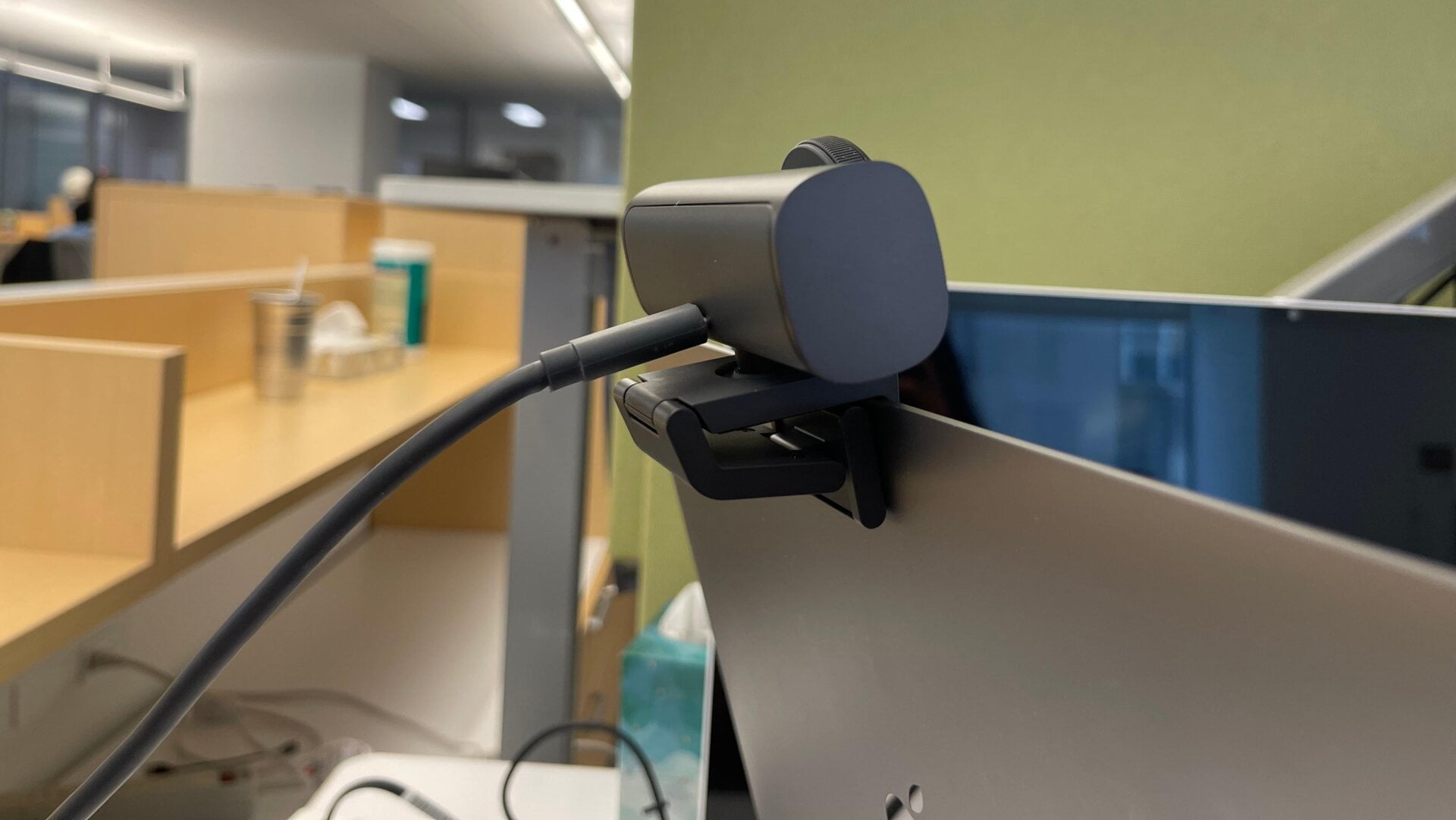 El soporte se fija a su dispositivo a través de una microventosa reutilizable que no deja marcas. 