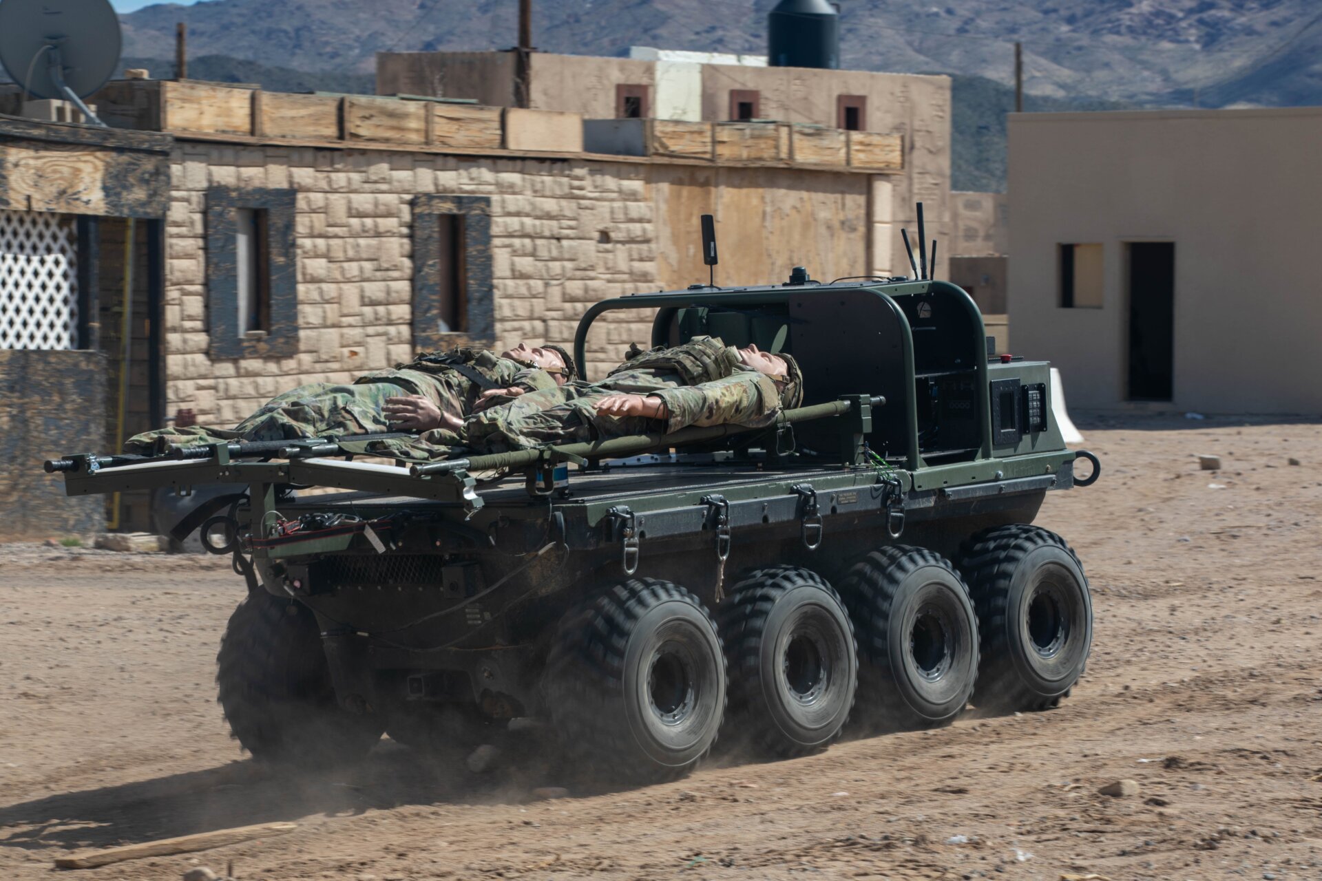 El transporte de equipo multipropósito pequeño se implementa para la evacuación de víctimas durante un asalto urbano con integración humano máquina en el Proyecto Convergence Capstone 4 en  Fort Irwin, California, 17 de marzo de 2024. 