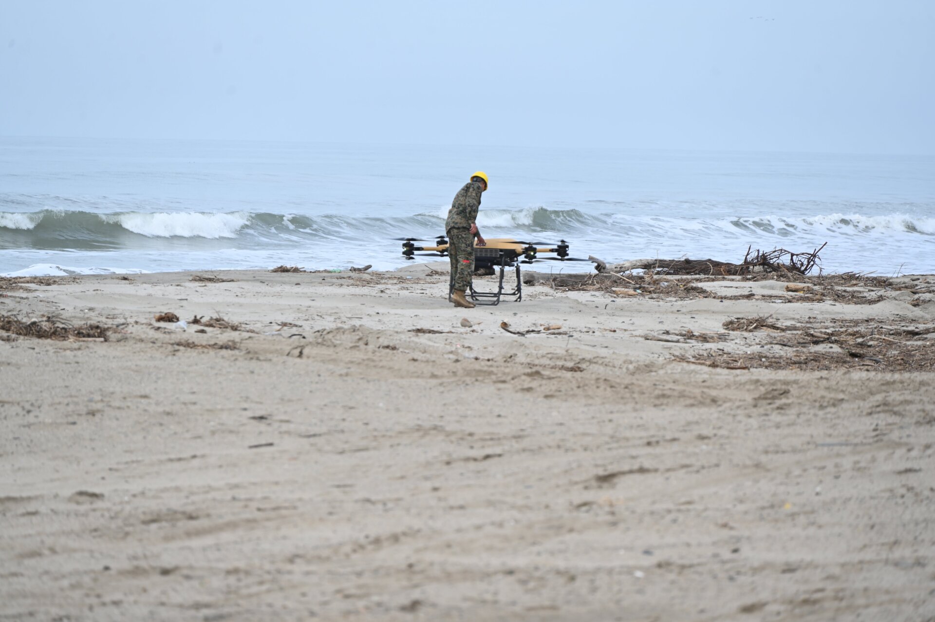 Un marine lleva a cabo experimentos utilizando el vehículo de reabastecimiento táctico-150 durante el Proyecto Convergencia-Capstone 4 en Camp Pendleton, California, el 25 de febrero de 2024.
