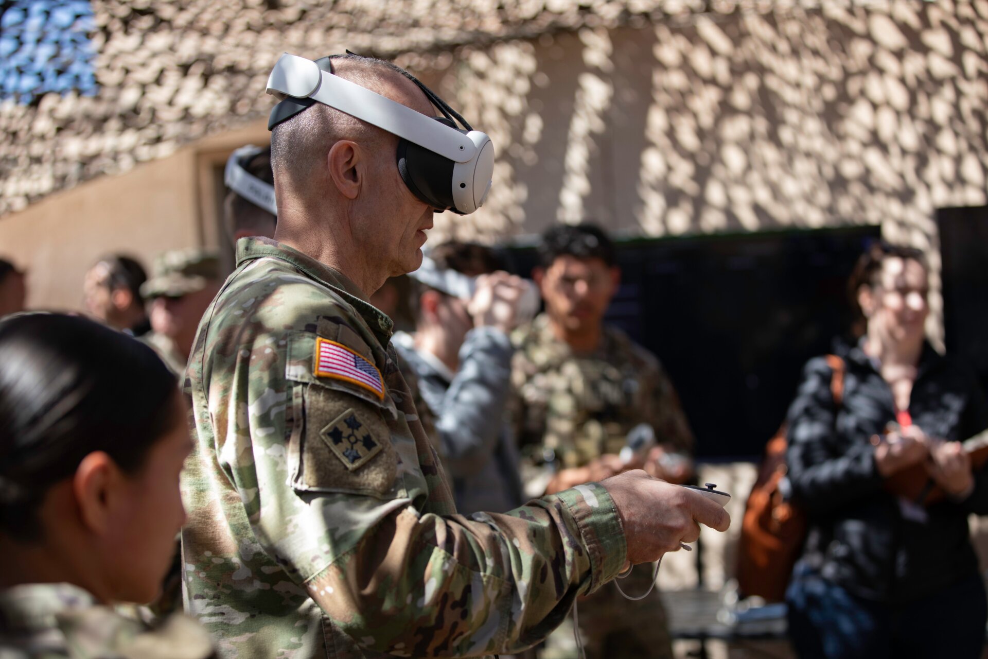 El General Randy George, Jefe de Estado Mayor del Ejército, prueba nueva tecnología de realidad aumentada durante una serie de experimentos de integración hombre-máquina como Parte del Proyecto Convergencia – Capstone 4 en Fort Irwin, California, 18 de marzo de 2024. 