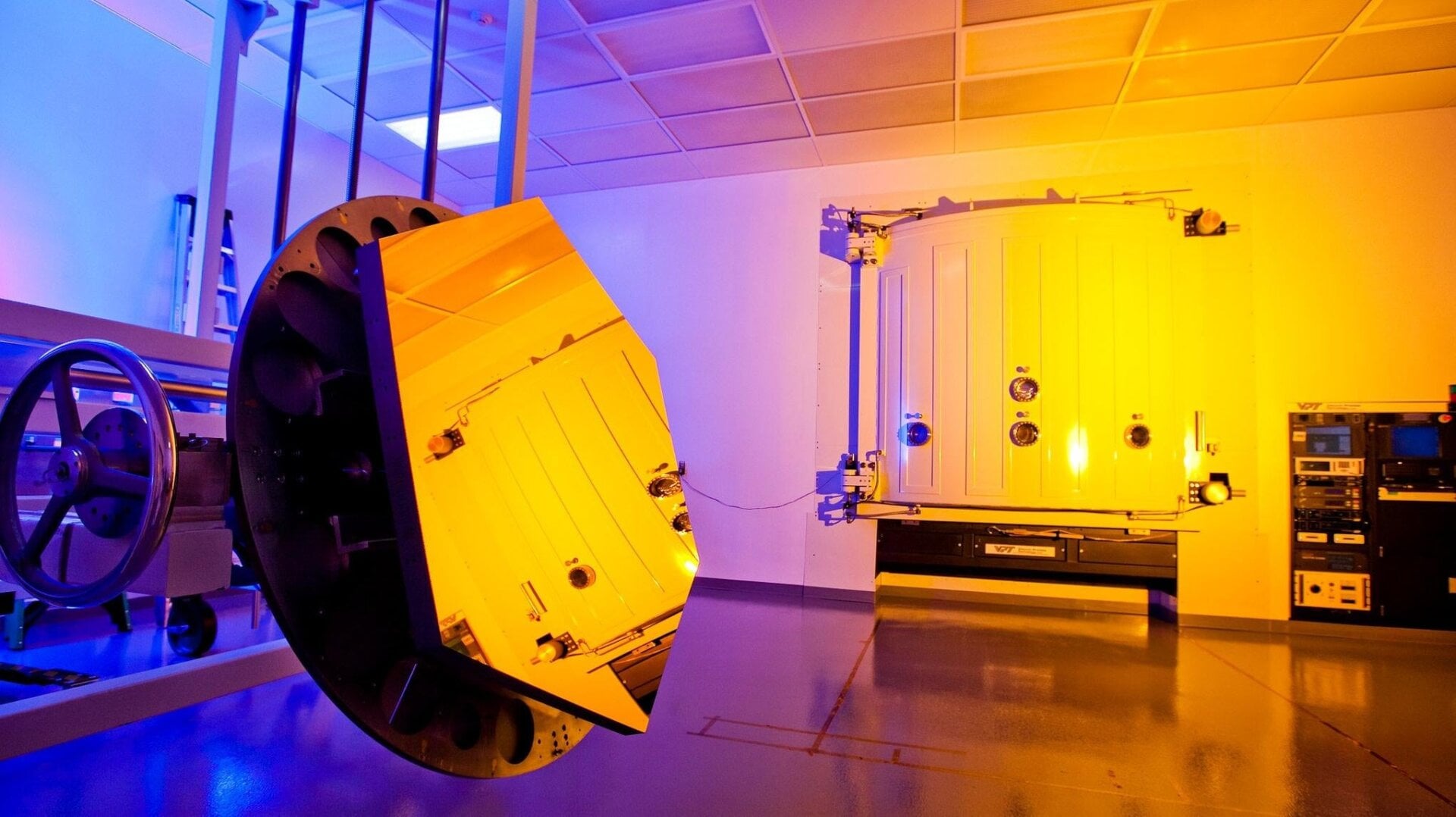 Los segmentos de espejo primario del Telescopio Espacial Webb están recubiertos de oro.