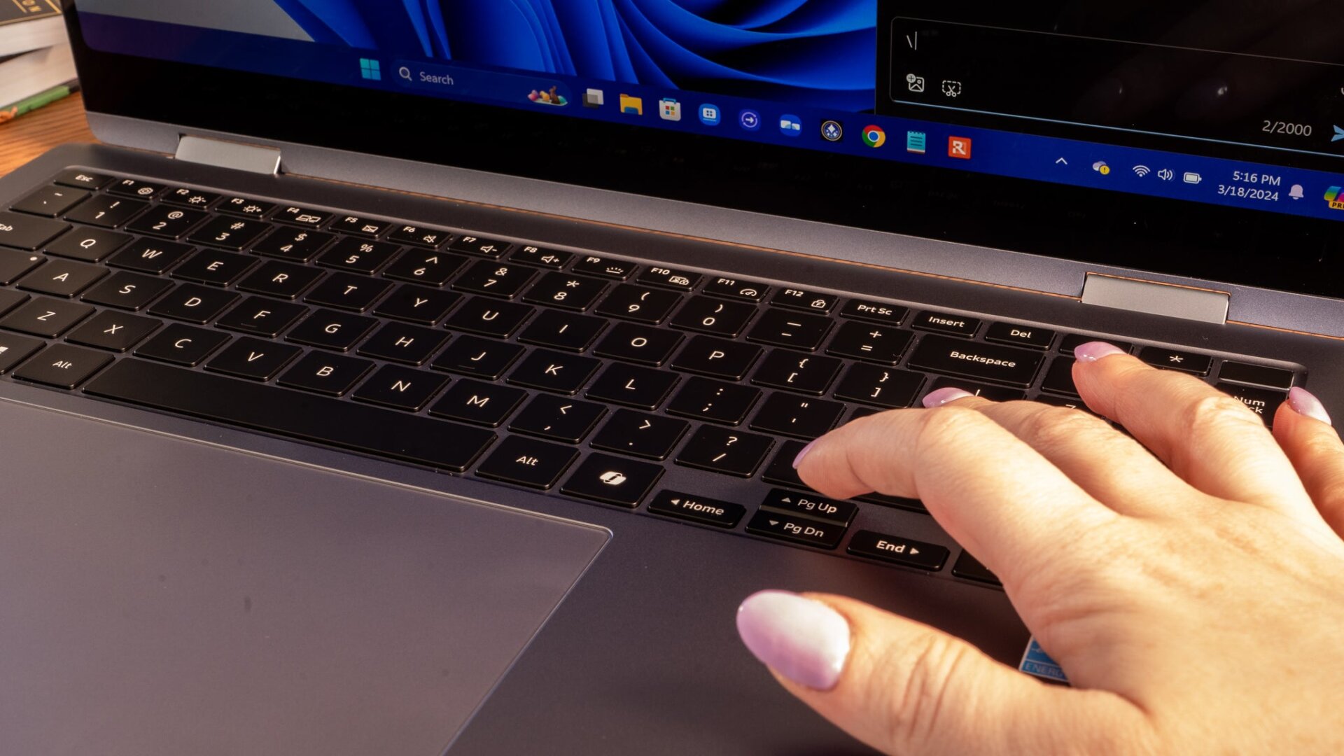 Buenas noticias: hay botones dedicados para subir, bajar, izquierda y derecha, todos en su propia fila.