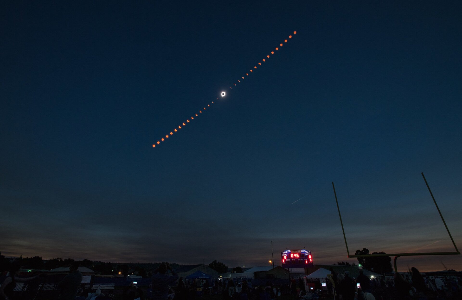 Imagen  compuesta que muestra el eclipse solar total en Madrás, Oregón, el 21 de agosto de 2017.