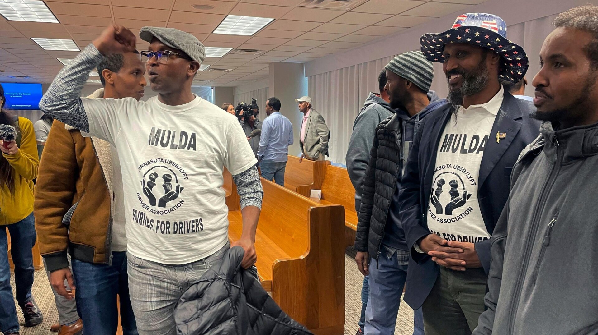 Los conductores de viajes compartidos celebran en Minneapolis el 7 de marzo de 2024 después de que los miembros del Concejo Municipal de Minneapolis votaron para aprobar una medida que aumentaría los salarios.