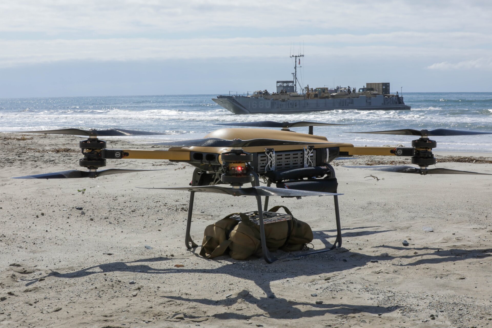 El vehículo de reabastecimiento táctico-150 aterriza en la playa después de una serie de experimentos logísticos disputados desde el barco hasta la costa como parte del proyecto Convergencia-Capstone 4 en Camp Pendleton, California, 29 de febrero de 2024.  