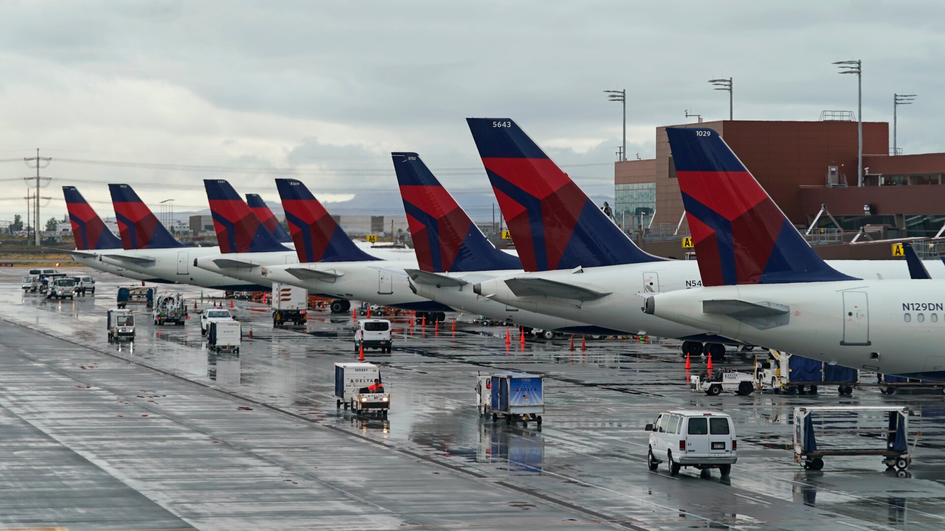 Foto de archivo de aviones Delta en el Aeropuerto Internacional de Salt Lake City en Salt Lake City en 2022.