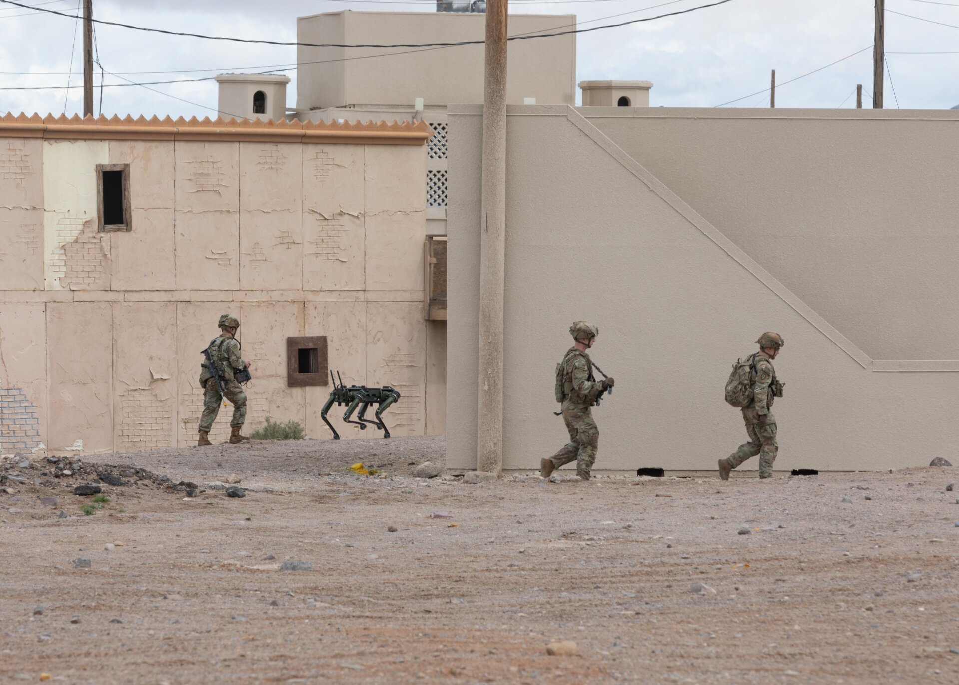 Un perro robótico fantasma cuadrúpedo se despliega como parte de un asalto urbano durante una serie de experimentos de integración hombre-máquina en un entrenamiento medio ambiente como parte del Proyecto Convergencia – Capstone 4 en Fort Irwin, California, 16 de marzo de 2024.