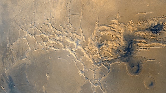 Noctis Labyrinthus, cuyo extremo oriental esconde un volcán gigante muy erosionado.