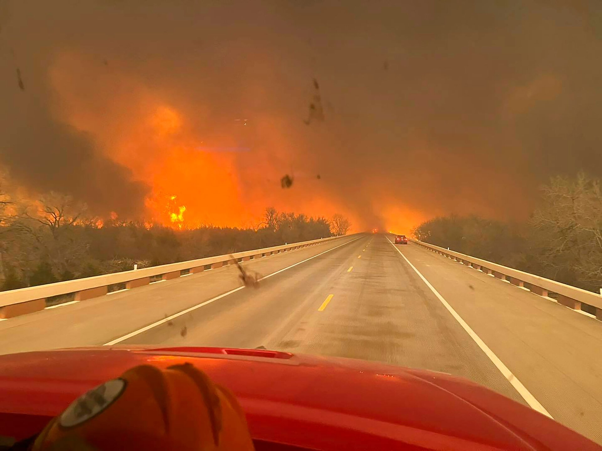 Esta imagen tomada de la página de Facebook de Greenville Fire-Rescue el miércoles 28 de febrero de 2024 muestra incendios en el Panhandle de Texas.