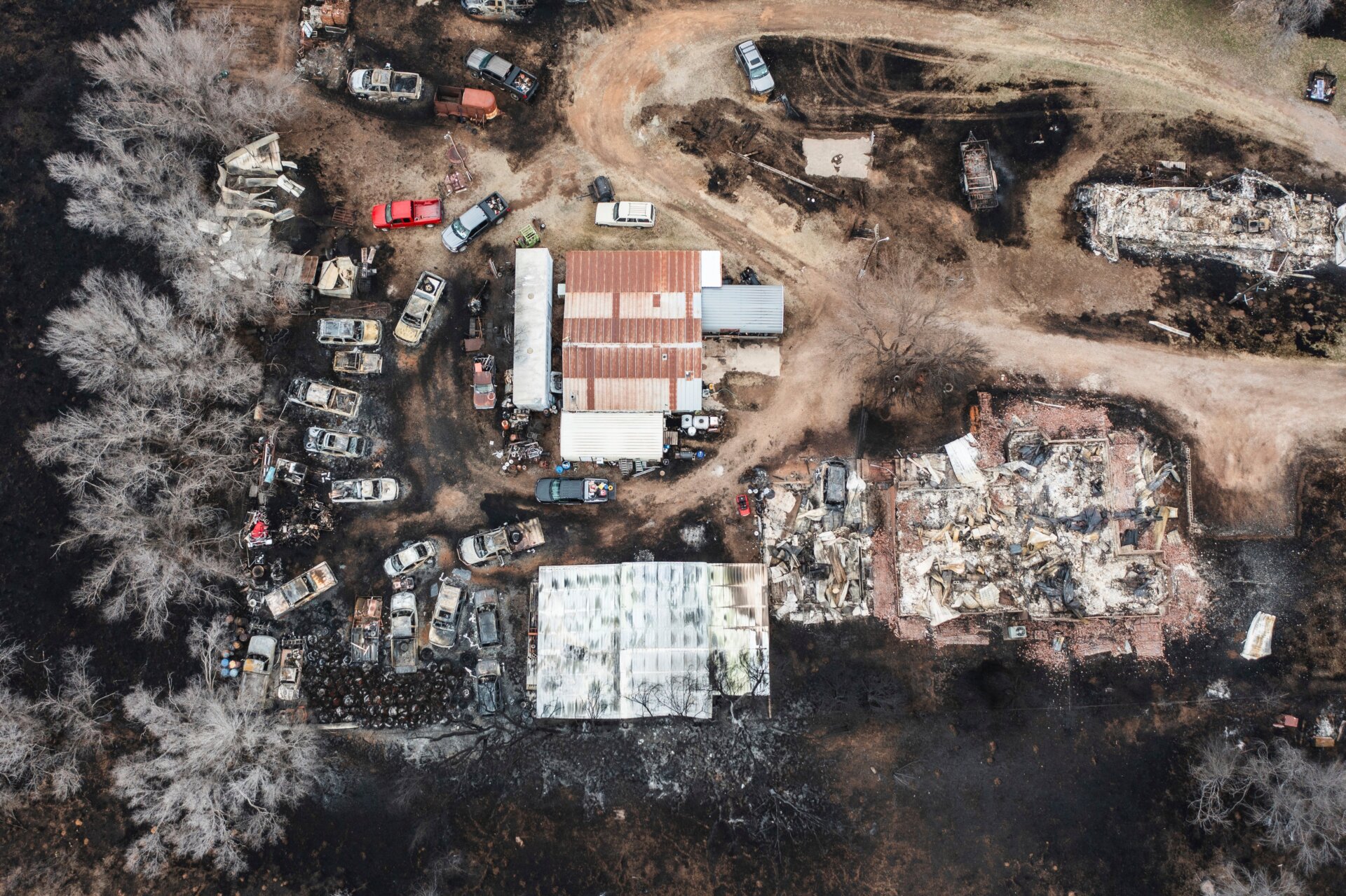 Múltiples vehículos y múltiples residencias son vistos destruidos por el incendio de Smokehouse Creek en Canadá, Texas, el jueves 29 de febrero de 2024. 