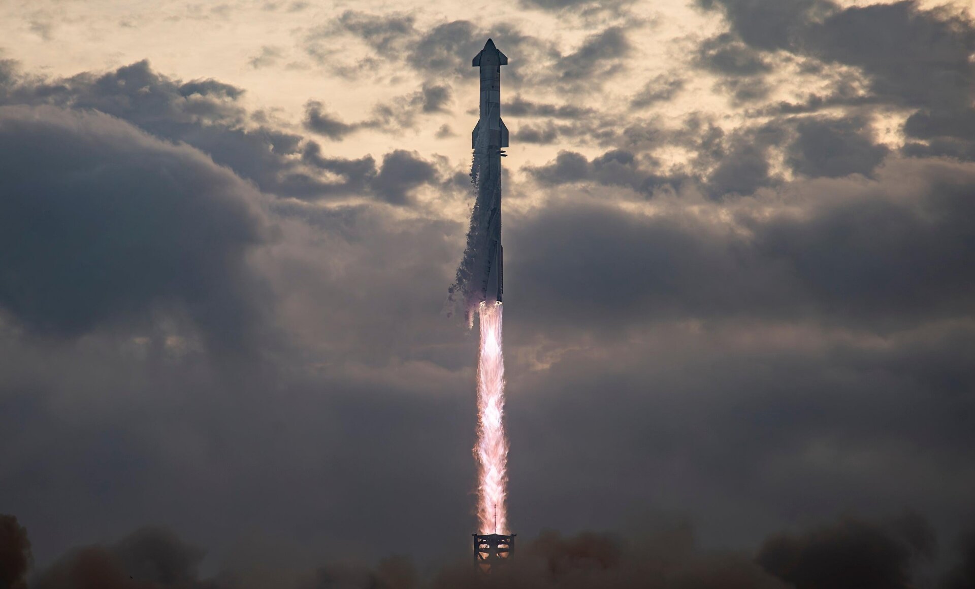 Starship poco después de abandonar el soporte de lanzamiento de Starbase el 14 de marzo de 2024.