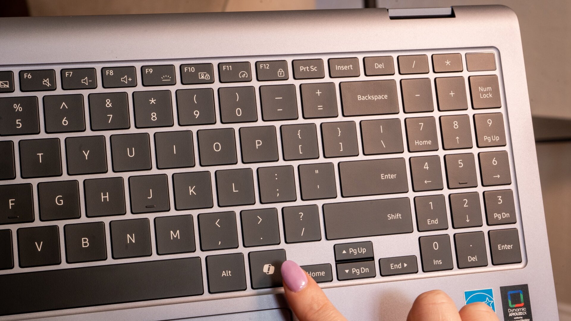 He aquí una tecla del copiloto de Windows. Pero también echa un vistazo al teclado numérico completo. 