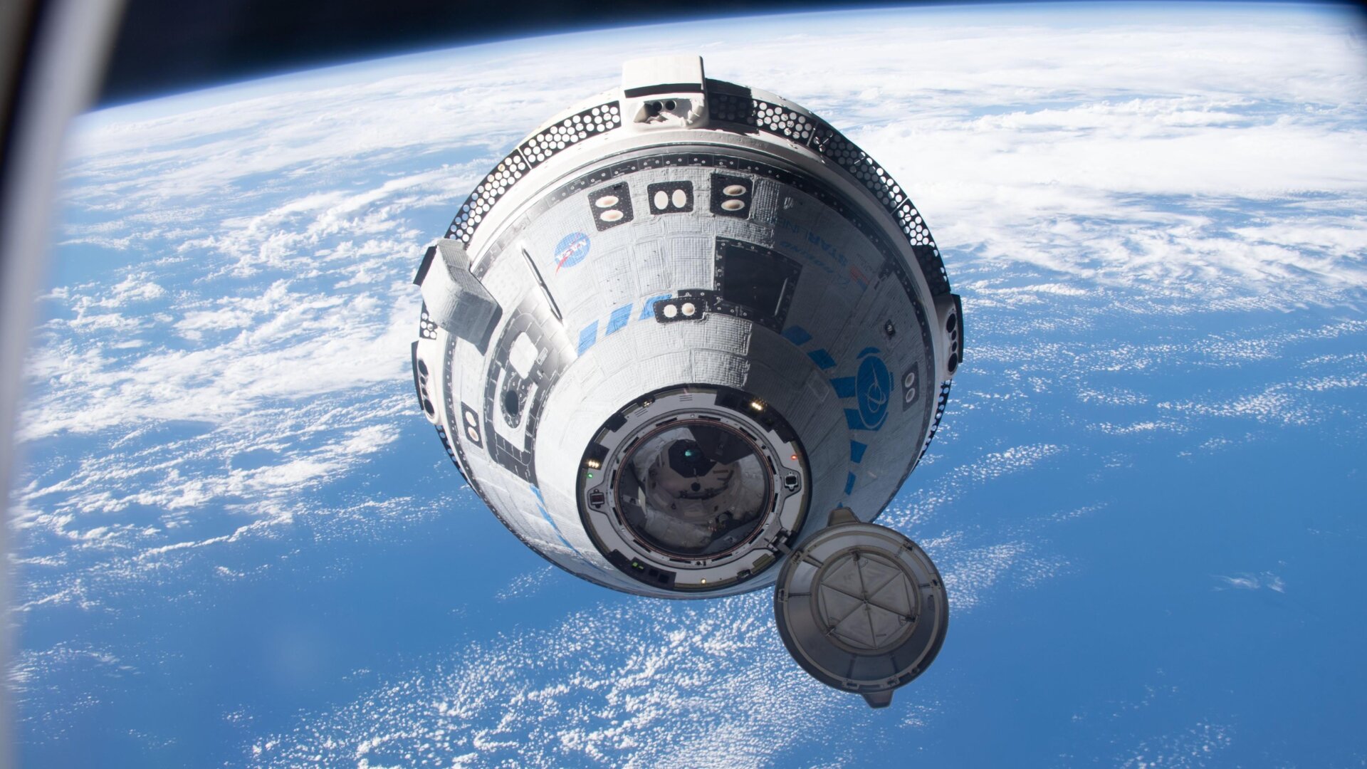 Un Boeing Starliner sin tripulación acercándose a la ISS el 19 de mayo de 2022.