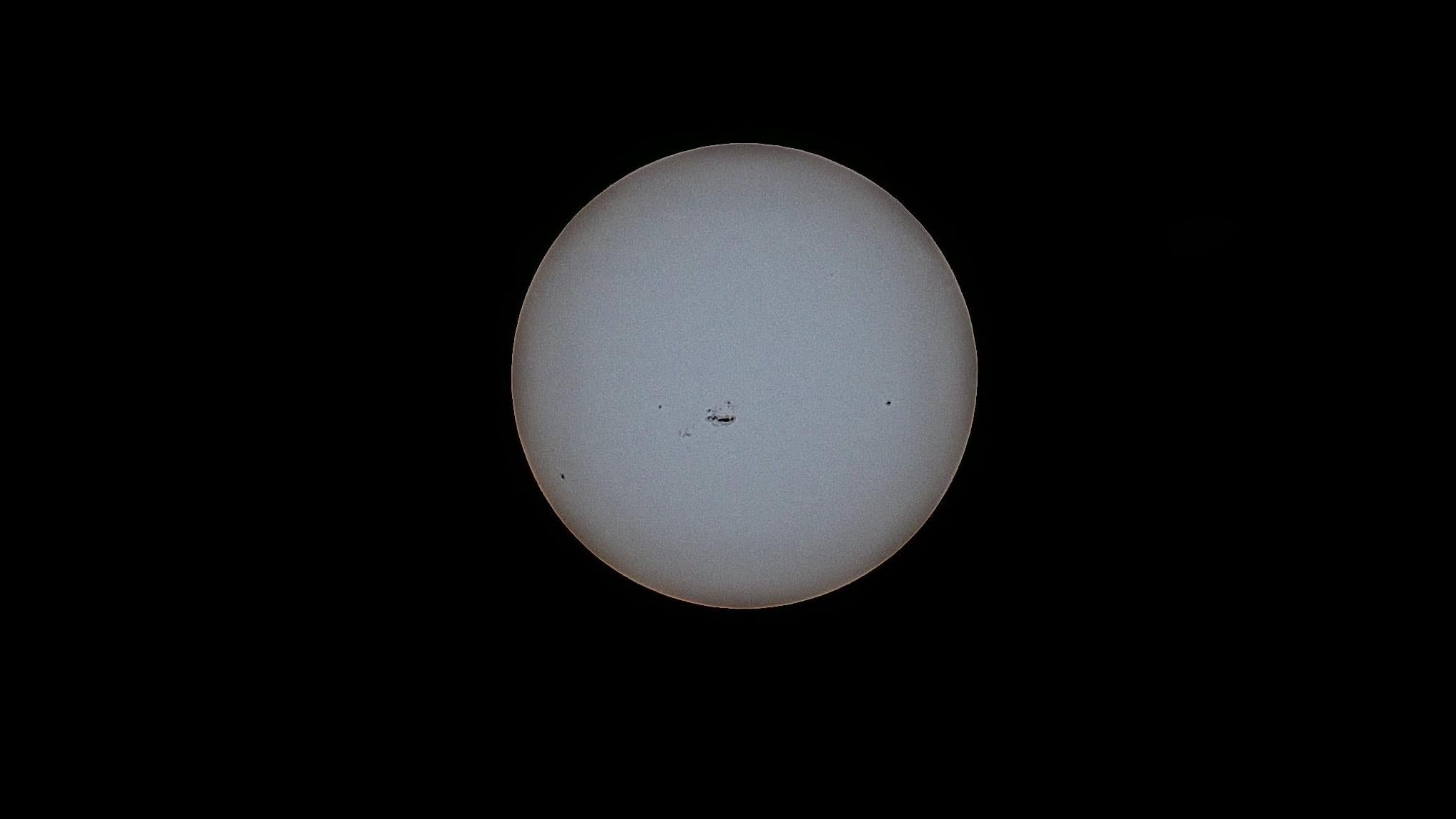 El Sol, con manchas solares inusualmente grandes, visto con el telescopio Dwarf II equipado con su filtro solar (sin edición externa).