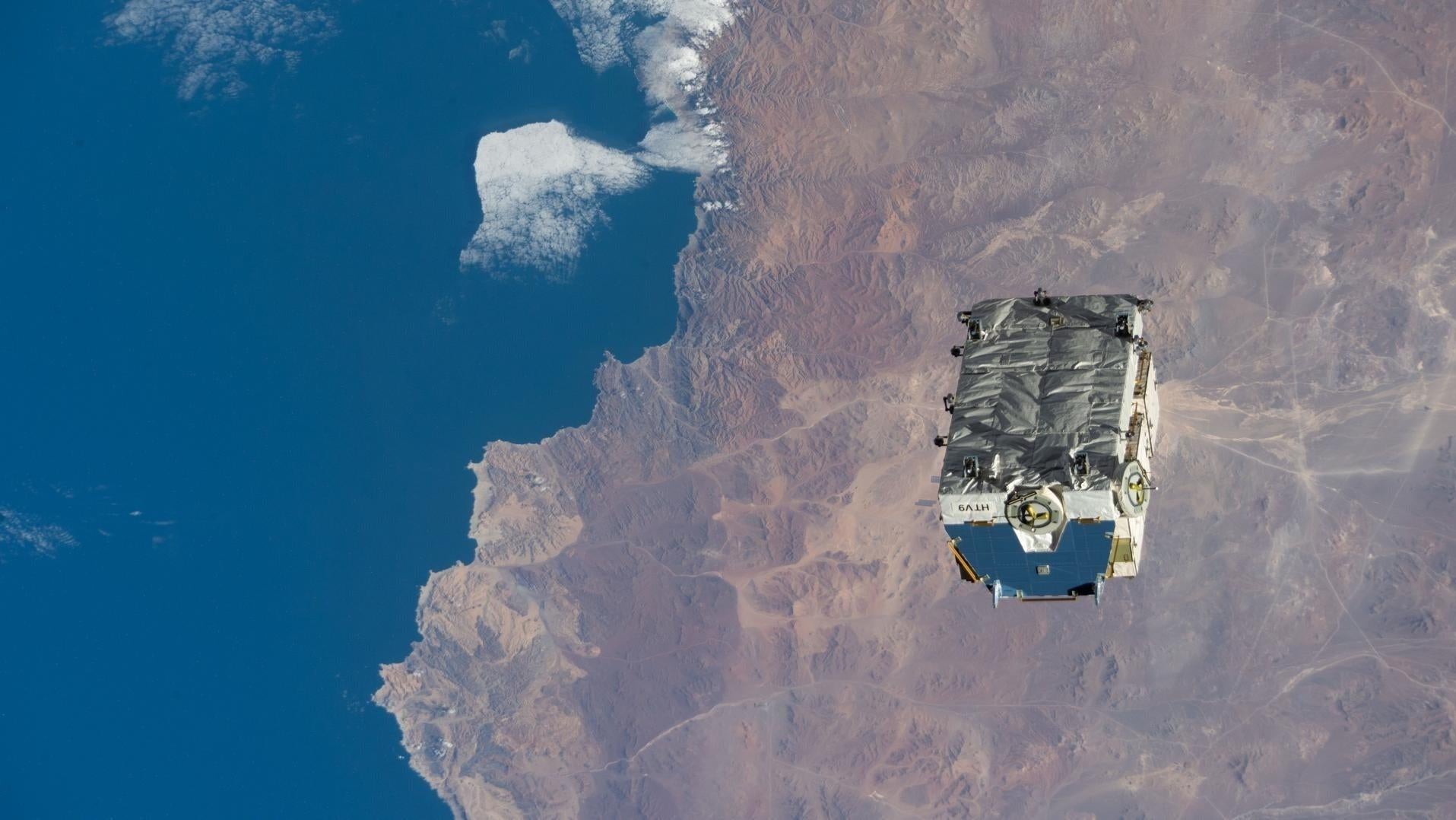 La plataforma de carga después de ser arrojada por el brazo robótico Canadarm2 en 2021.