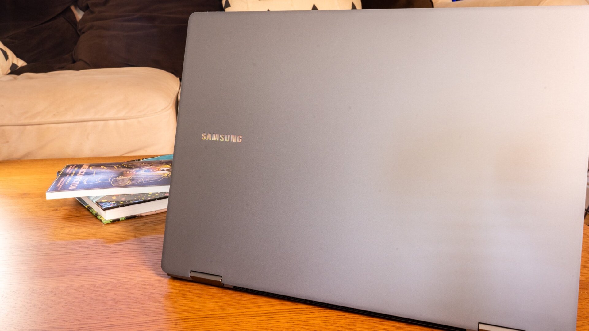 La parte trasera del Galaxy Book 4 Pro 360. 