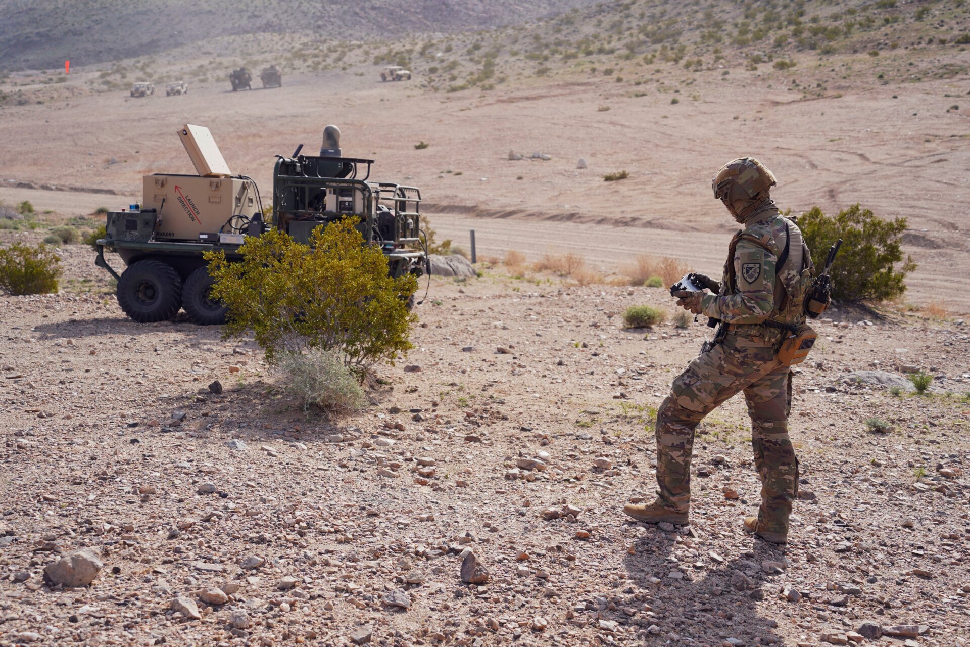 El soldado de infantería Darren Campbell, soldado de infantería asignado a la Compañía Alpha, 1.er Batallón, 29.o Regimiento de Infantería, 316.a Brigada de Caballería, opera un robot terrestre durante el experimento de integración hombre-máquina para el Proyecto Convergencia – Capstone 4 en Fort Irwin, California, 11 de marzo de 2024.
