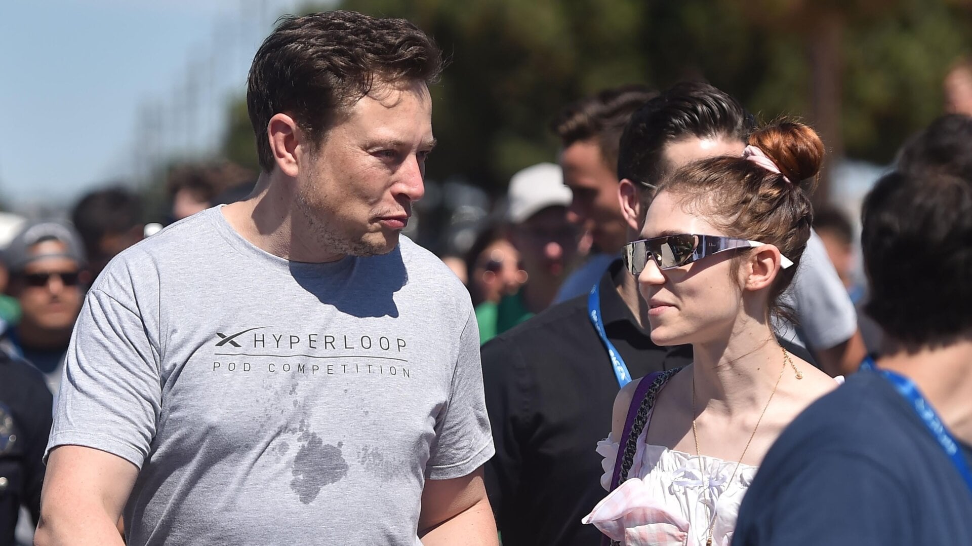 Foto de archivo de Elon Musk (izquierda) y Grimes en el concurso Space X Hyperloop Pod 2018, en Hawthorne, California, el 22 de julio de 2018. .