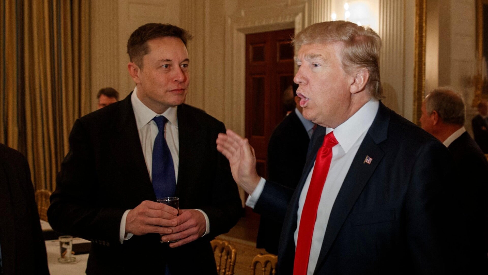 Foto de archivo que muestra al presidente Donald Trump hablando con el CEO de Tesla y SpaceX, Elon Musk, en el comedor estatal de la Casa Blanca en Washington  el 3 de febrero de 2017.