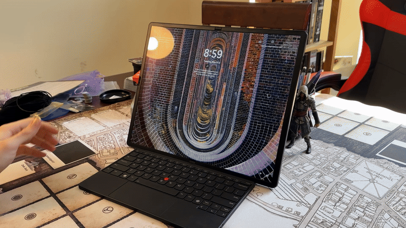 Es bastante fácil desmontar el ThinkPad y convertirlo en un portátil, aunque no se puede viajar con el teclado metido en  la pantalla.