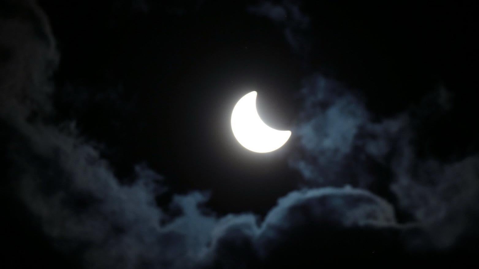 Una vista nublada del eclipse solar del 25 de agosto de 2017.