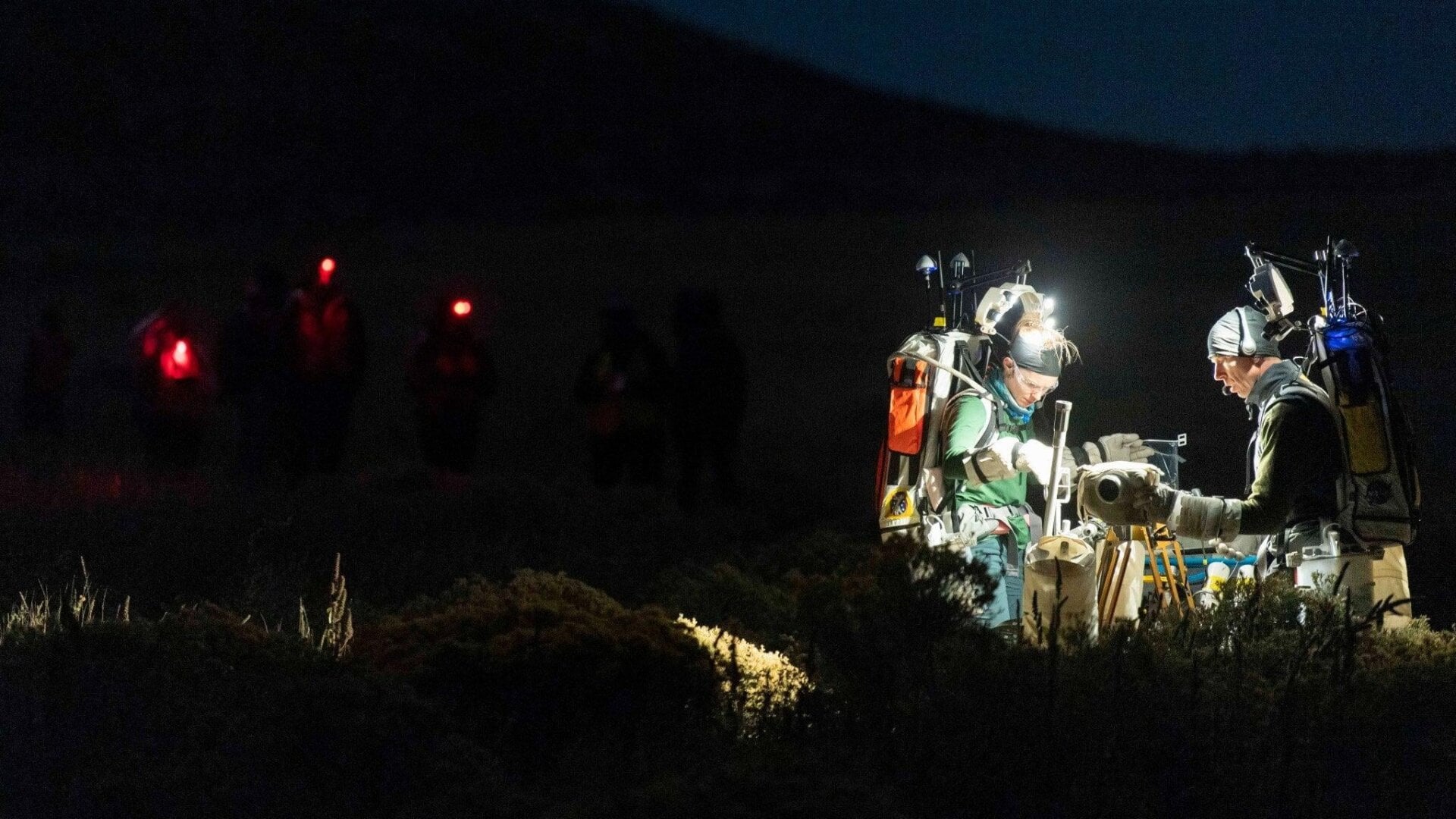 Los astronautas de la NASA Zena Cardman y Drew Feustel utilizan uno de los primeros diseños de la cámara lunar universal portátil durante una prueba de campo en Arizona.