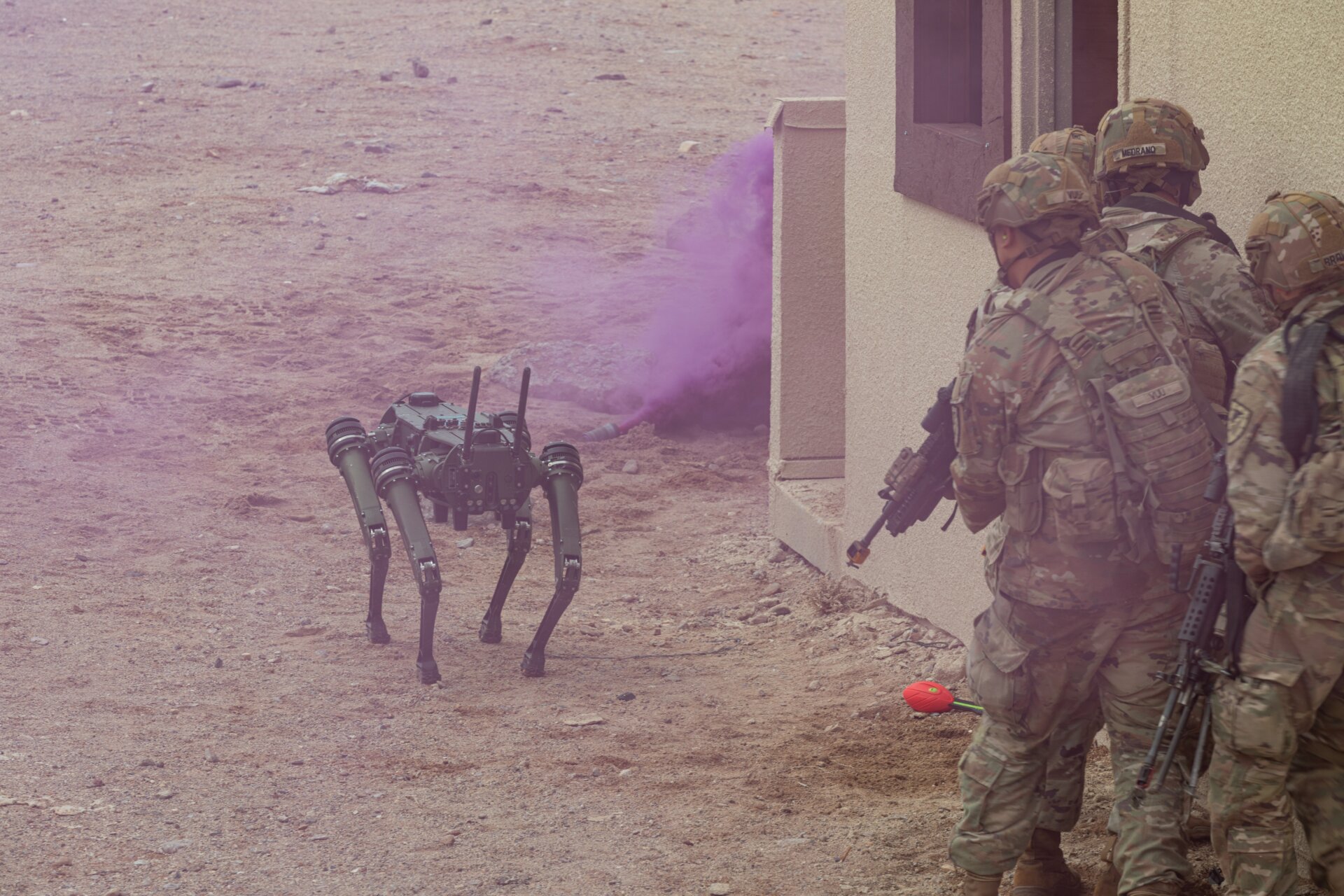 Soldados estadounidenses asignados al 1er Batallón del 29o Regimiento de Infantería, con base en Fort Moore, Georgia, participan en una máquina humana experimento de integración utilizando el Perro Robótico Fantasma durante una demostración de nuevas capacidades del Ejército de EE. UU. en el Proyecto Convergencia - Capstone 4 en Fort Irwin , California, 17 de marzo de 2024.