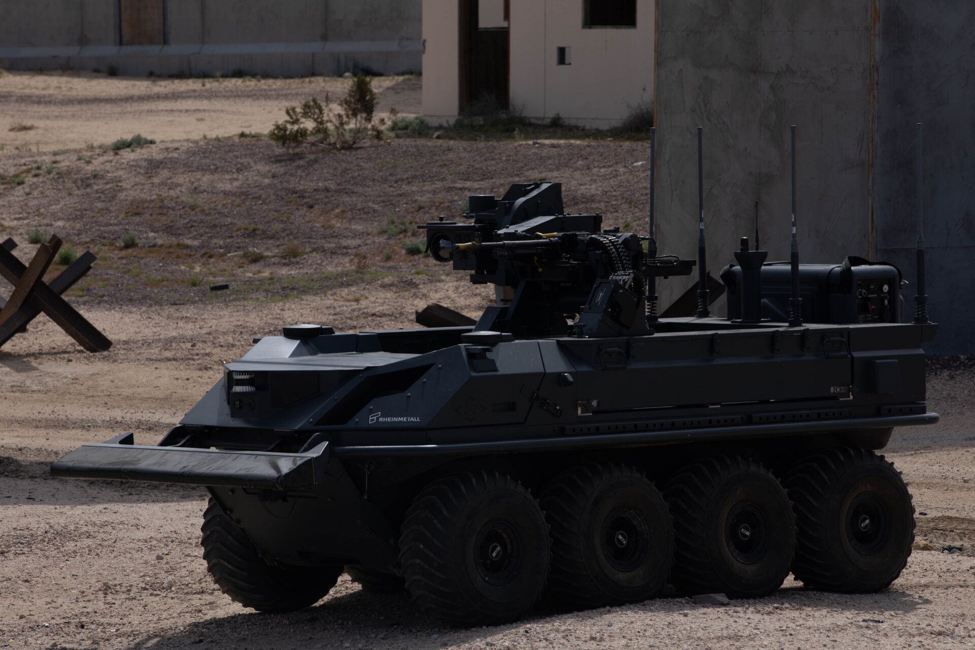 Un vehículo de transporte británico no tripulado, de ocho ruedas y todo terreno, armado con un sistema de armas autónomo del Grupo de Experimentación y Senderos del Reino Unido, proporciona apoyo a soldados desmontados en un entorno urbano como parte de un experimento de integración humana en Fort Irwin, California, 11 de marzo de 2024.