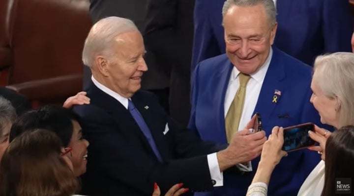 Biden toma el teléfono de alguien, gira la cámara y se toma una selfie frente a la nación.