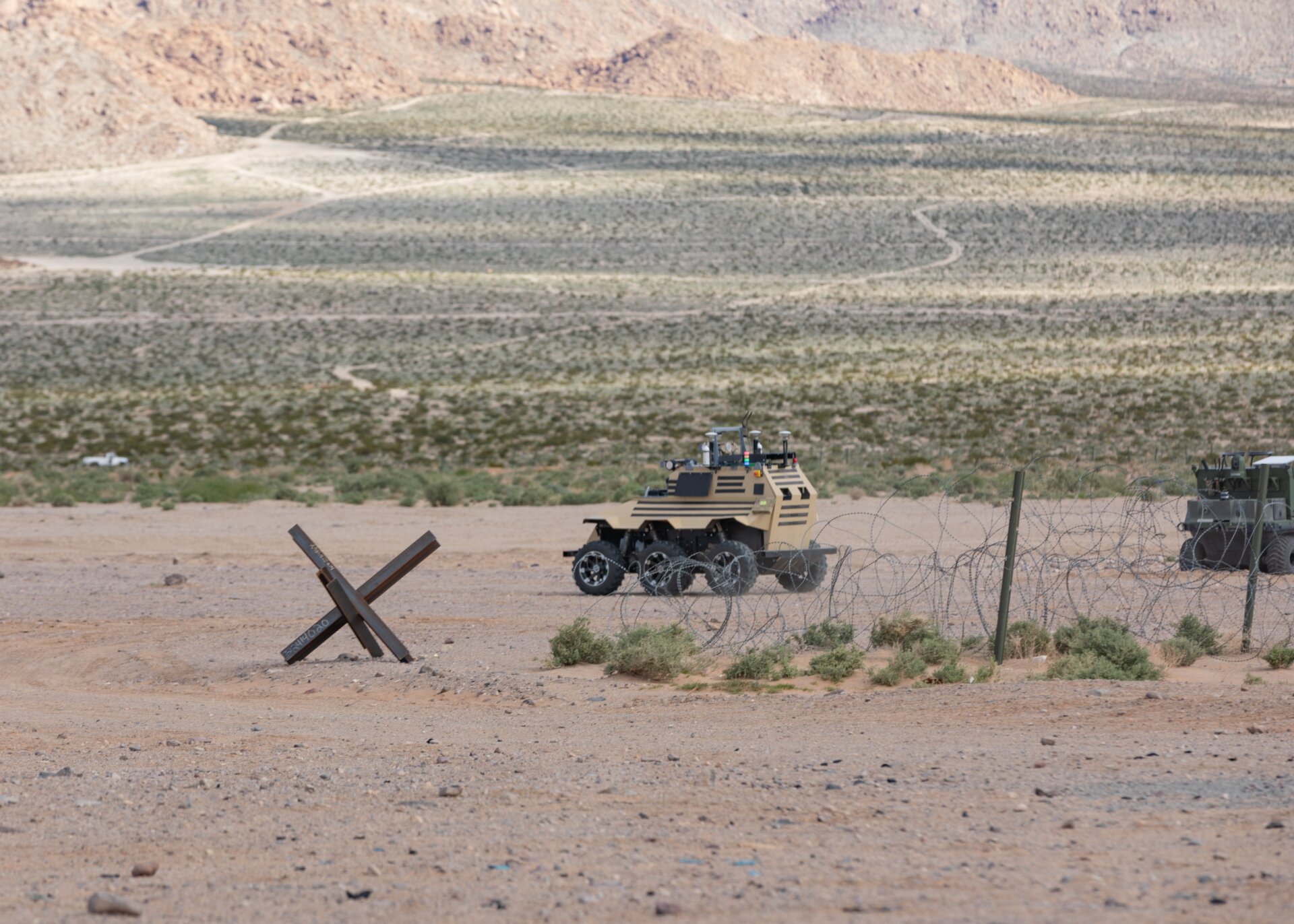 Máquina robótica identificada sólo como un “vehículo de inteligencia artificial no tripulado ” por el Ejército, sin proporcionar más detalles, fotografiada en Fort Irwin, California.  18 de marzo de 2024. 