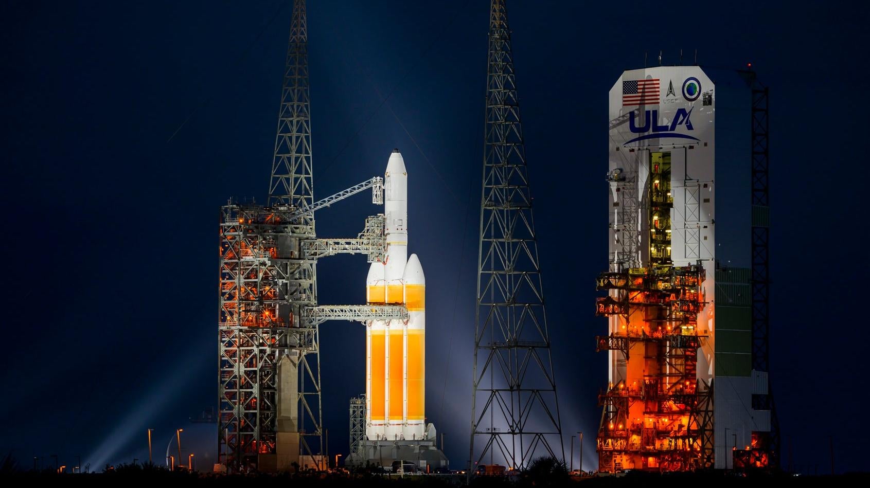 El Delta IV de ULA en su plataforma de lanzamiento en la Estación Espacial de Cabo Cañaveral en Florida.