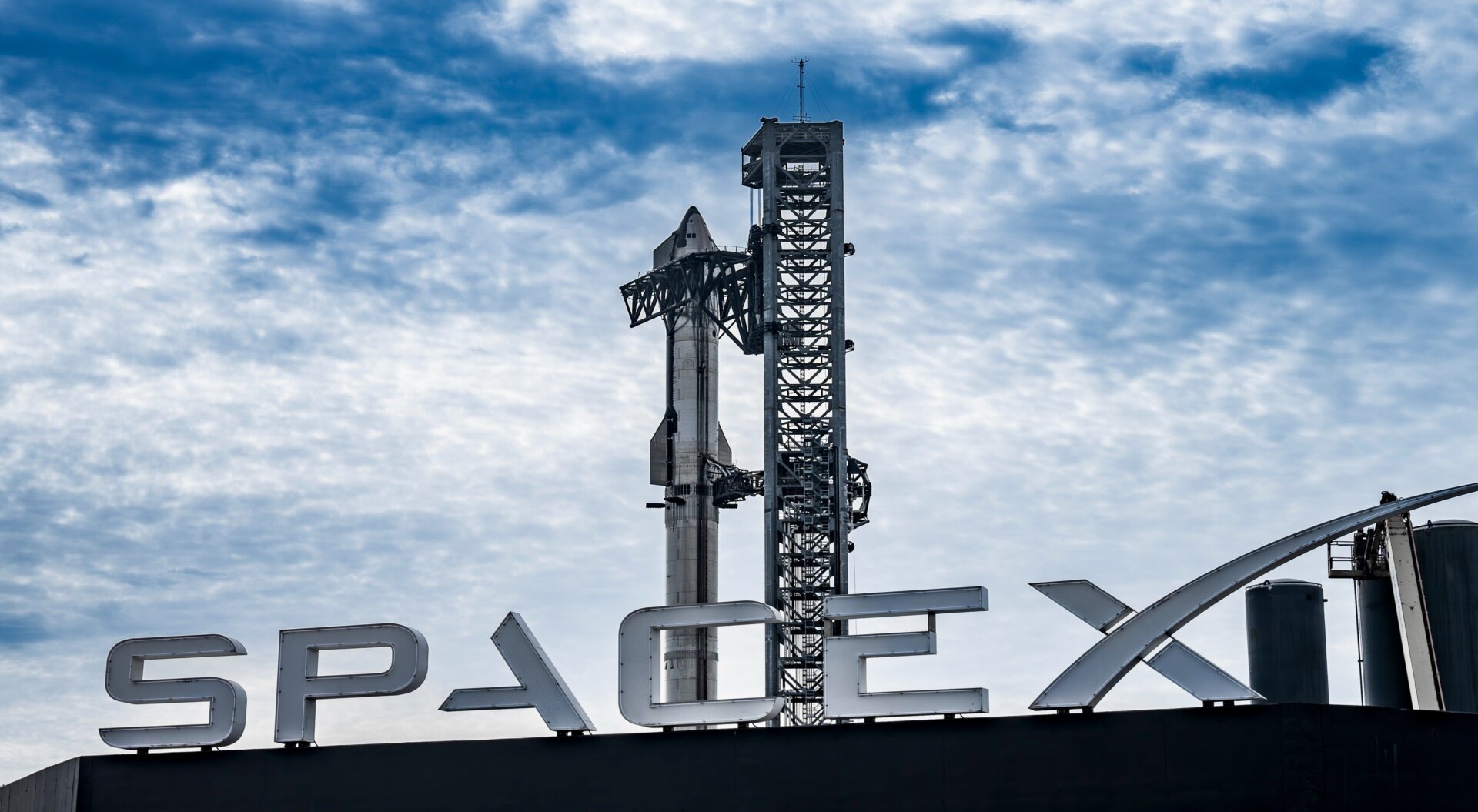 El Starship totalmente integrado parado en el soporte de lanzamiento en Boca Chica, Texas.