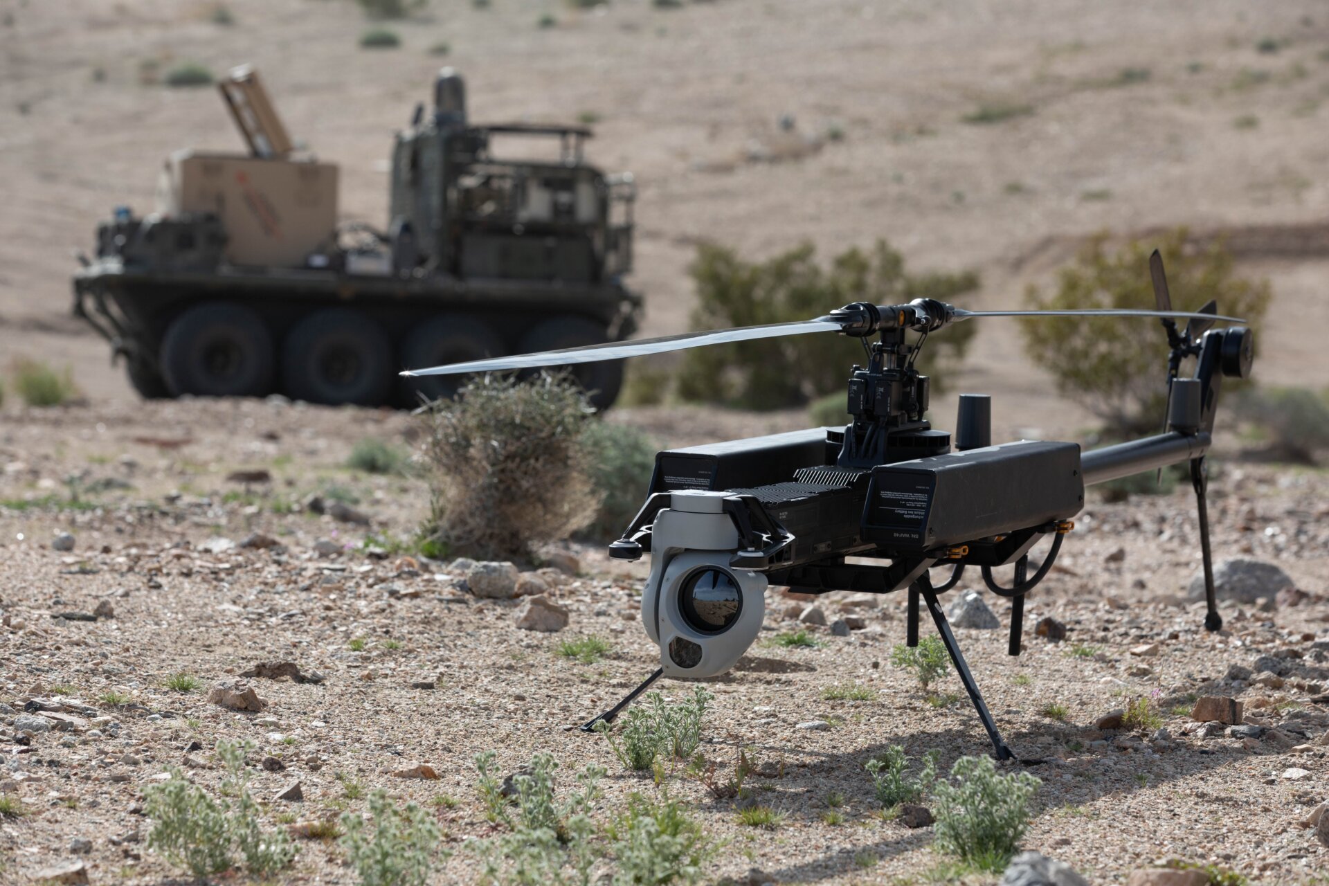 El sistema de aeronave no tripulada Ghost-X espera el despegue durante la experimentación en curso en el Proyecto Convergencia - Capstone 2024, 11 de marzo de 2024 en Fort Irwin , California.