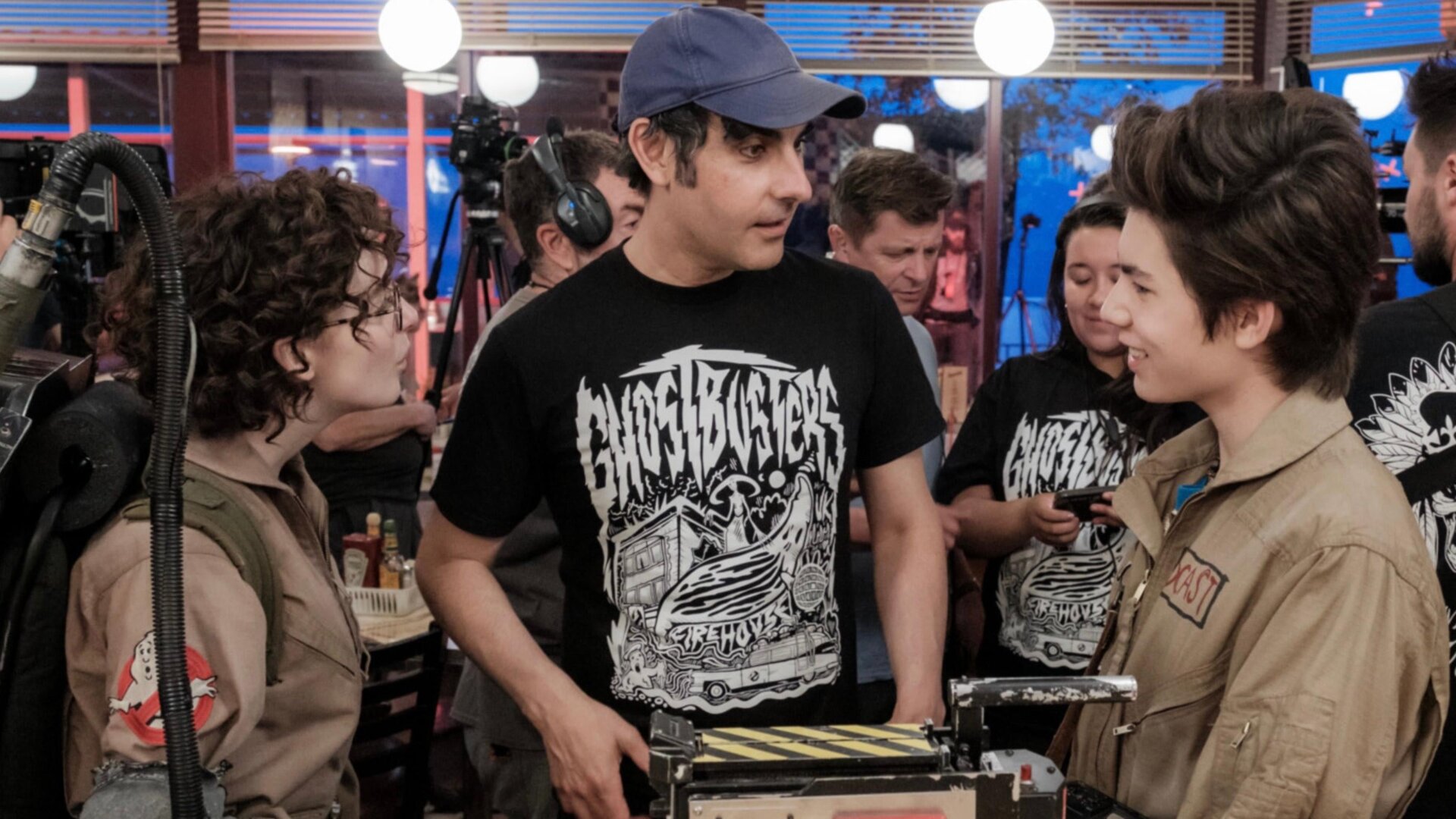 Director Gil Kenan con Mckenna Grace y Logan Kim.