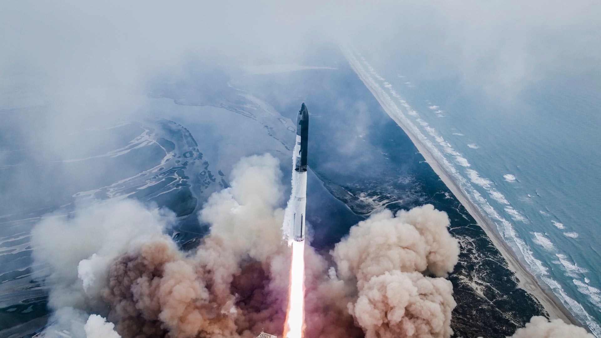 Starship poco después de abandonar el soporte de lanzamiento de Starbase en Boca Chica, Texas, 14 de marzo de 2024.