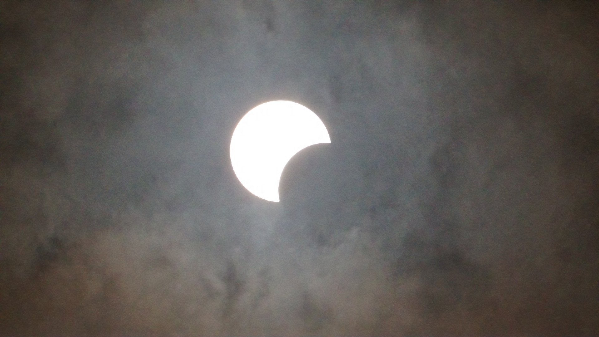 El eclipse solar anular del 14 de octubre de 2023, visto por el telescopio Dwarf II, y a través de algunas condiciones excepcionalmente nubladas. 