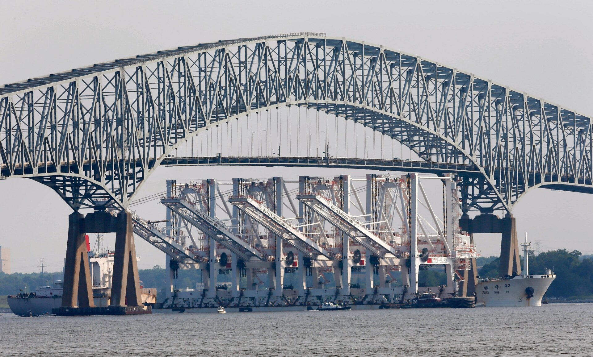 Un barco que transporta cuatro grúas de envío gigantes para su entrega e instalación en el puerto de Baltimore pasa por debajo del puente Francis Scott Key en  Baltimore en esta foto de archivo del 20 de junio de 2012.