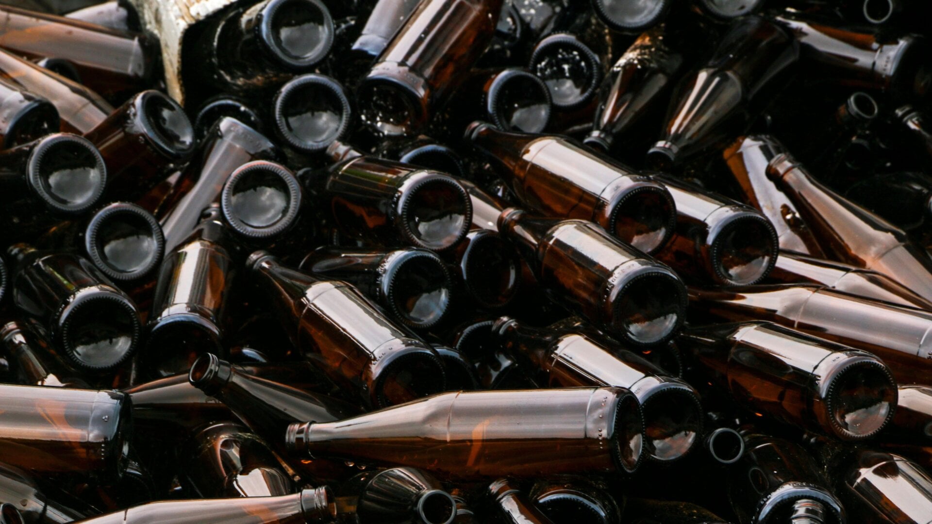 Botellas de vidrio marrón vacías.