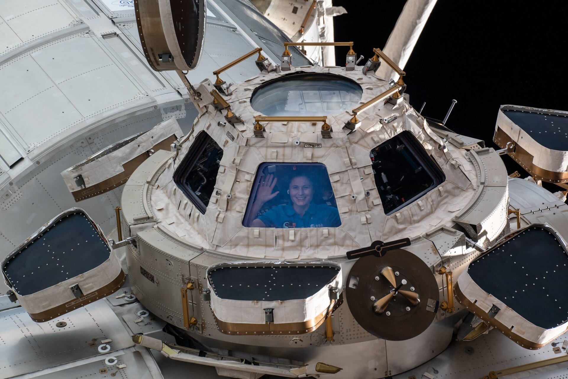 La astronauta de la ESA Samantha Cristoforetti mira desde una ventana de la cúpula.