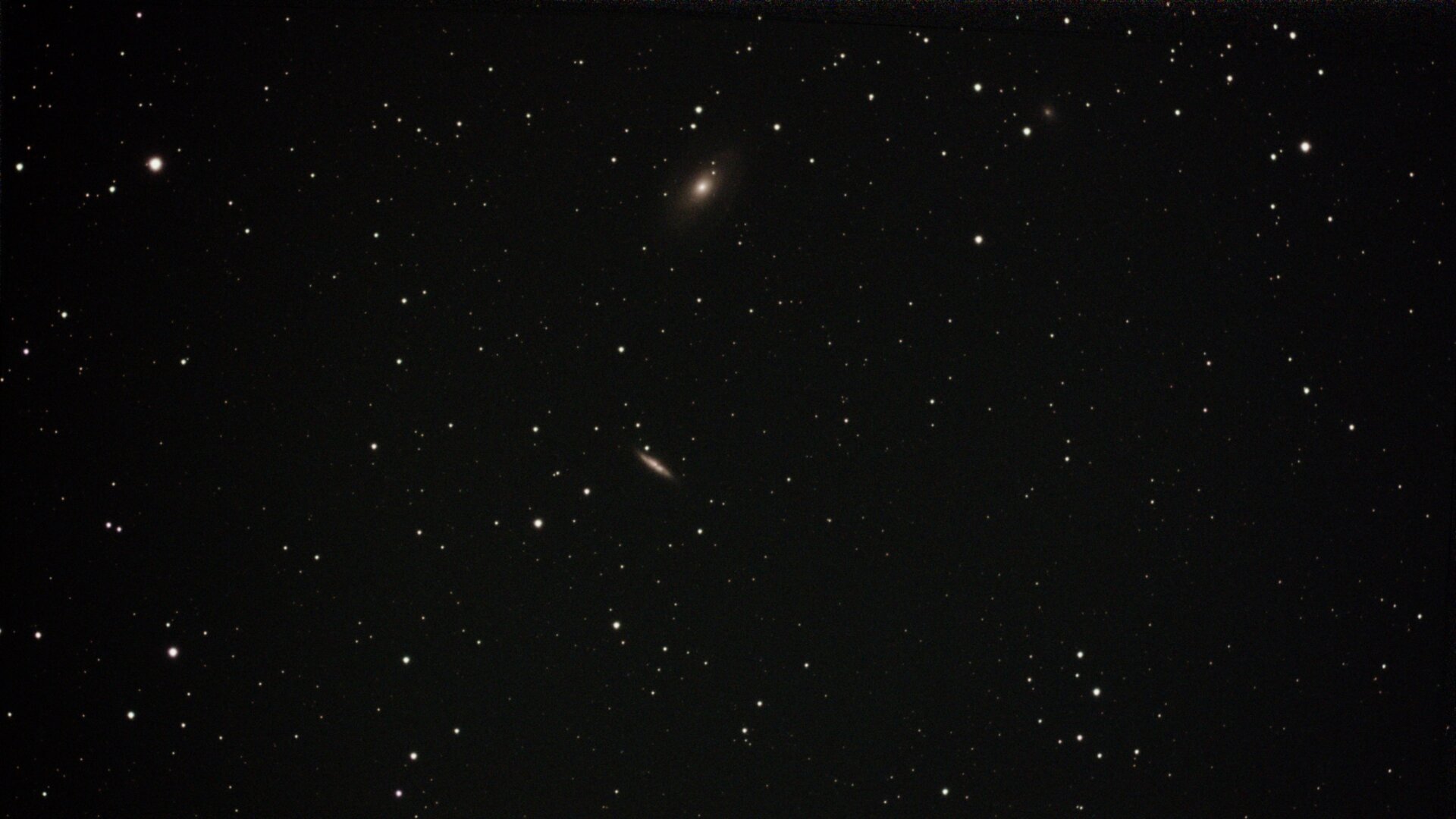 La galaxia del Cigarro, con la galaxia de Bode en la parte superior, fotografiada por Dwarf 2 sin edición externa.