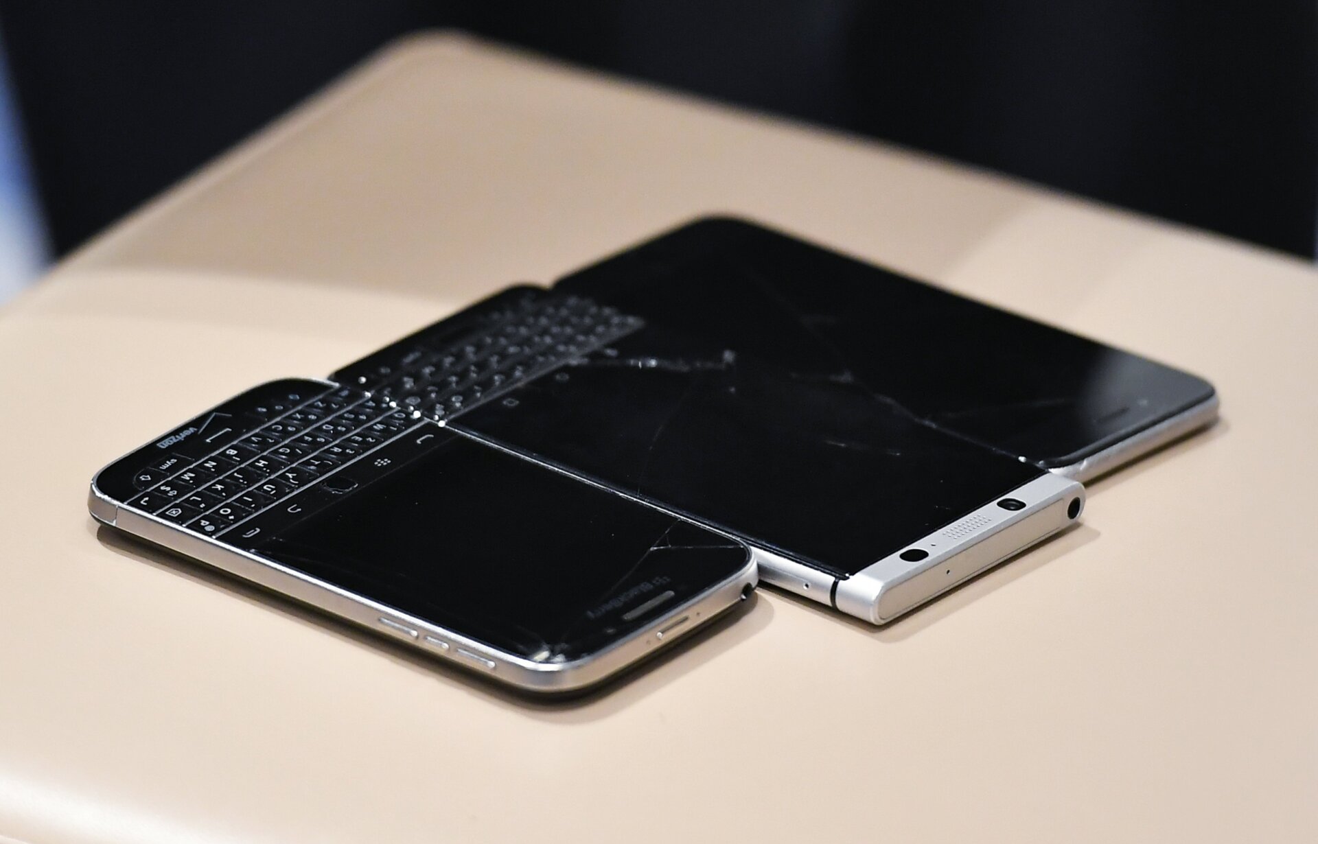 Una foto de los tres teléfonos de Tony Bobulinski el 20 de octubre de 2020. Se incluye el Blackberry con los mensajes de texto a Hunter Biden mencionados en  la audiencia. 