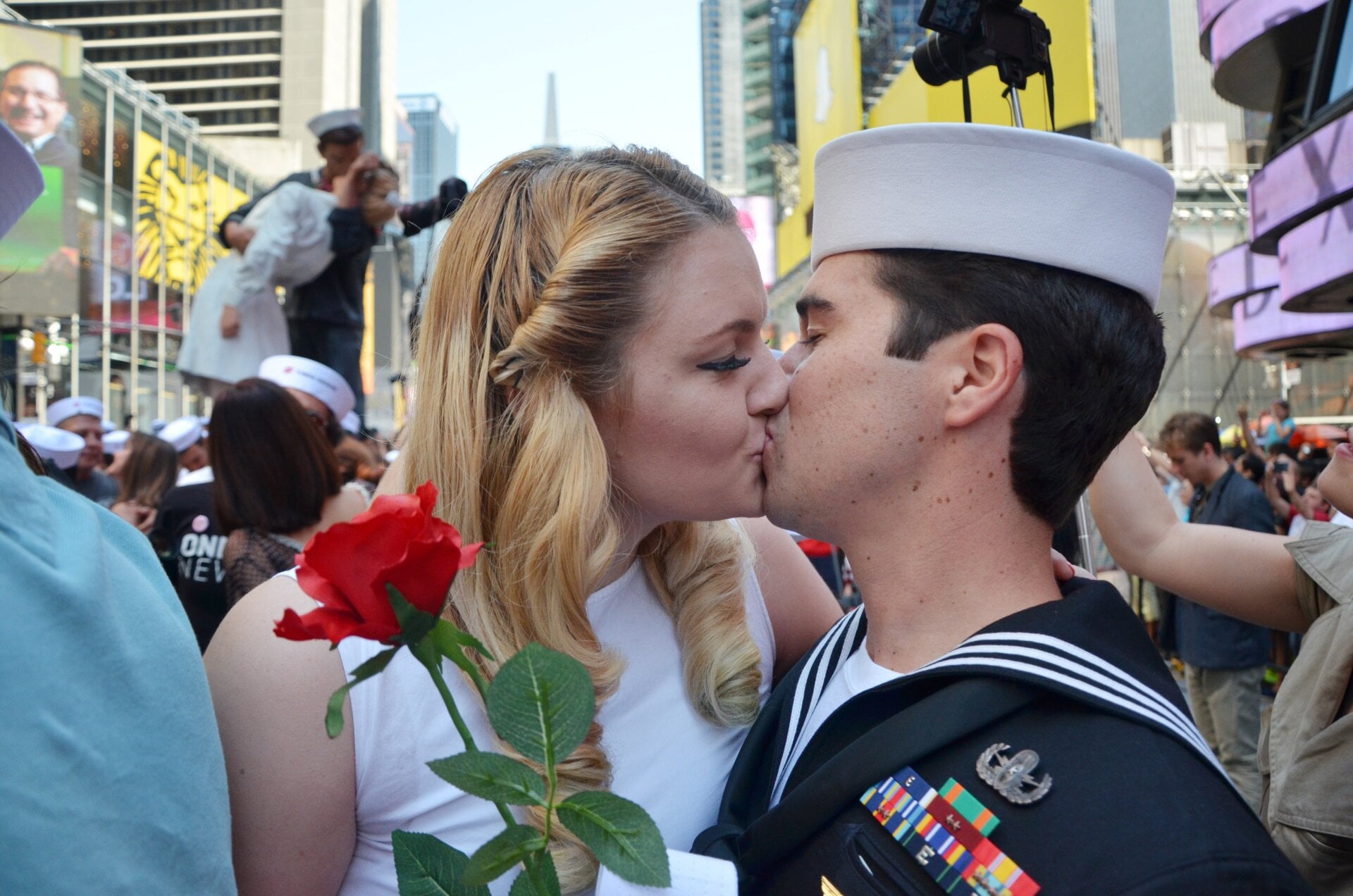 Samantha y Louis Velarde de California se besan en Times Square en Nueva York, Estados Unidos, 14 de agosto de 2015. Doscientas parejas se besaron simultáneamente en  Times Square para recrear una famosa foto, tomada por Alfred Eisenstaedt hace más de 70 años. 