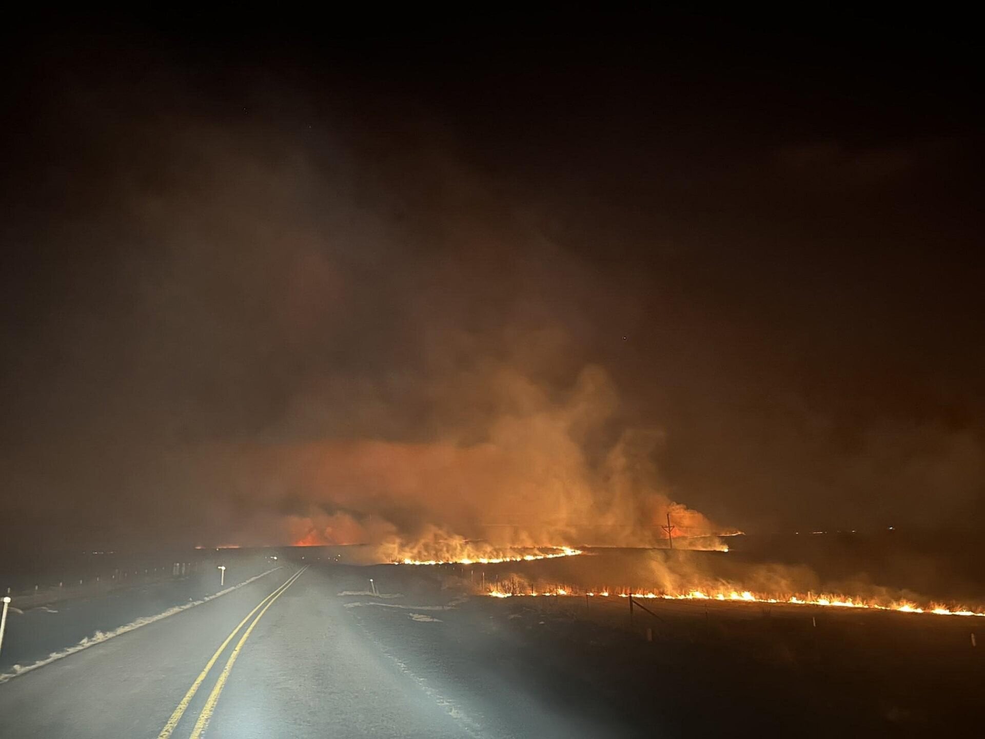   En esta fotografía proporcionada por el Servicio Forestal de Texas A&M, el incendio cruza una carretera en el incendio de Smokehouse Creek en la noche del 27 de febrero, 2024, en el panhandle de Texas. 
