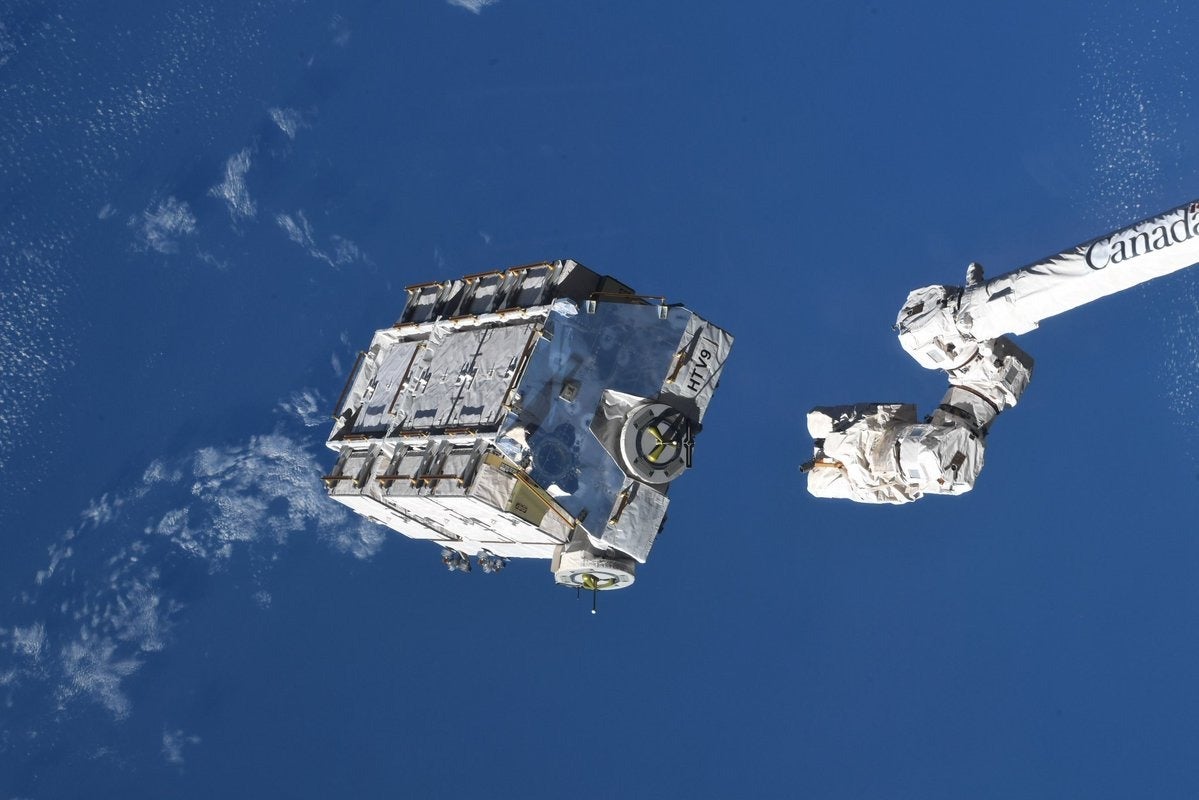 La plataforma externa que está siendo lanzada por Canadarm2.