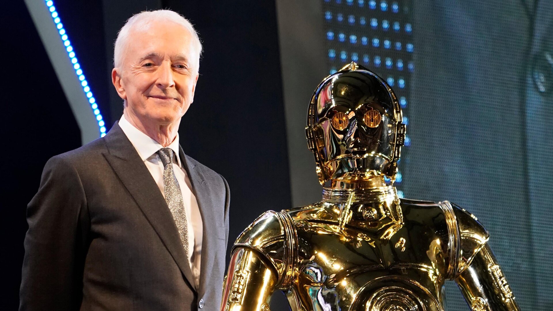 Anthony Daniels posa con C-3PO en un japonés Star Wars: El ascenso de Skywalker evento de fanáticos el 11 de diciembre , 2019.