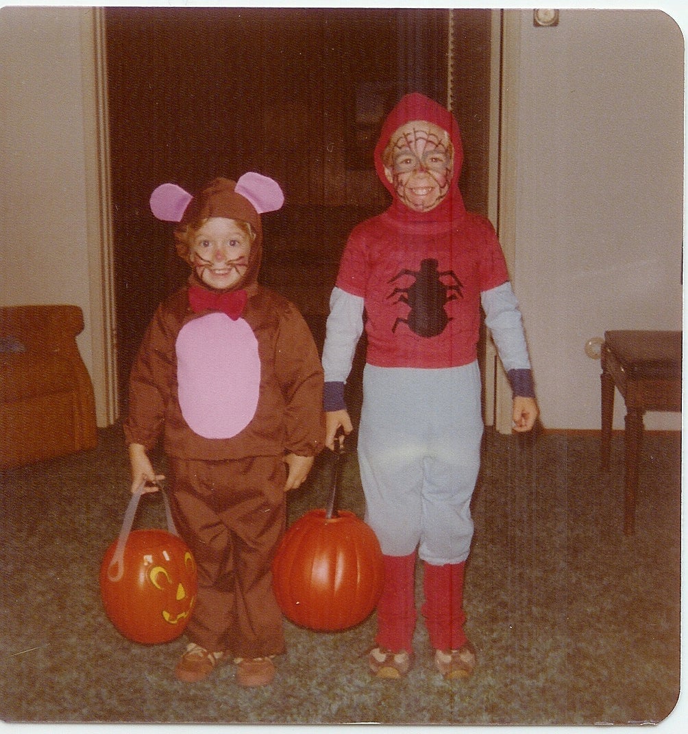 Un joven Scott vestido de Spider-Man.