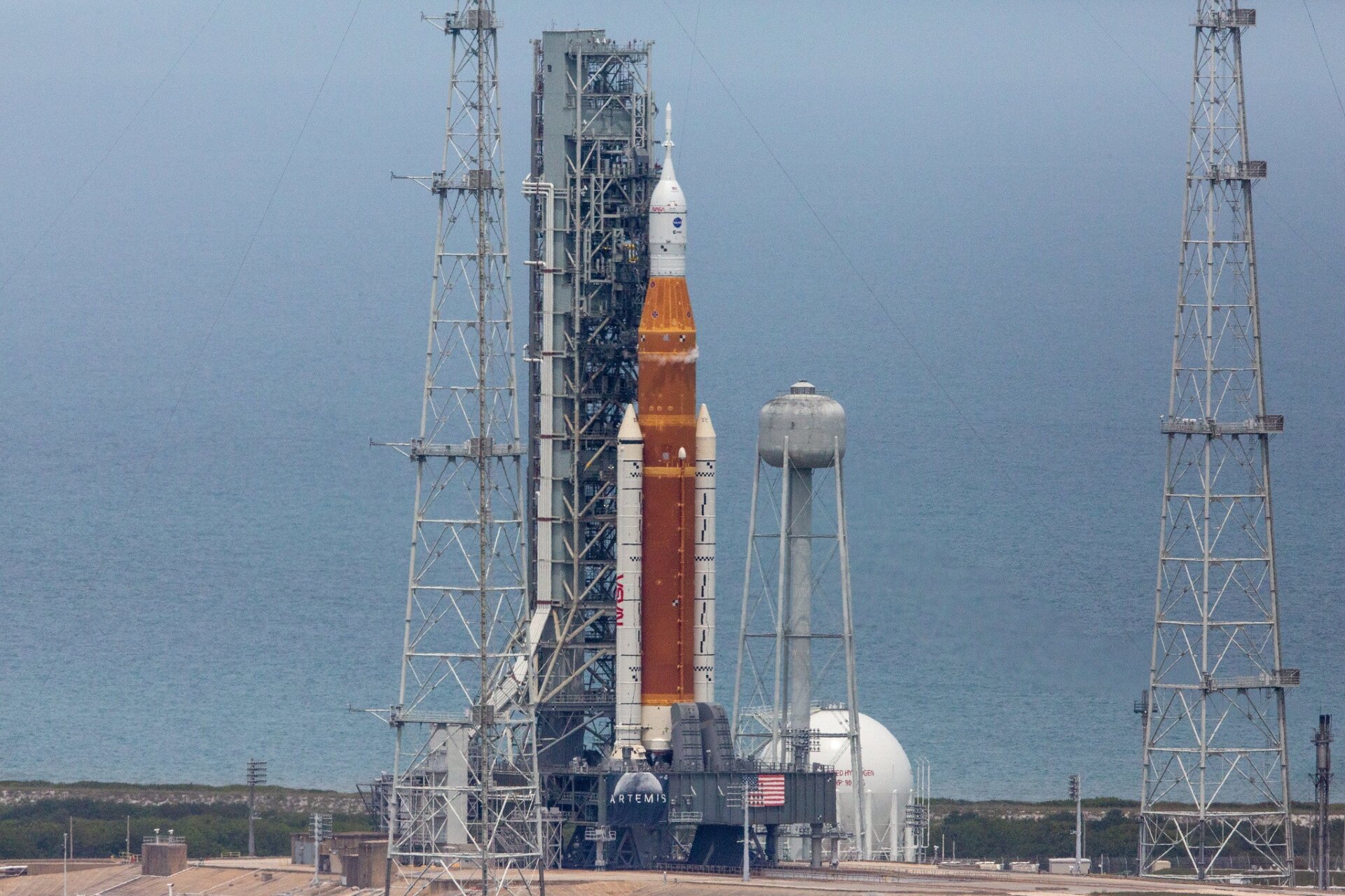 Cohete SLS de la NASA en la plataforma de lanzamiento, 14 de abril de 2022.