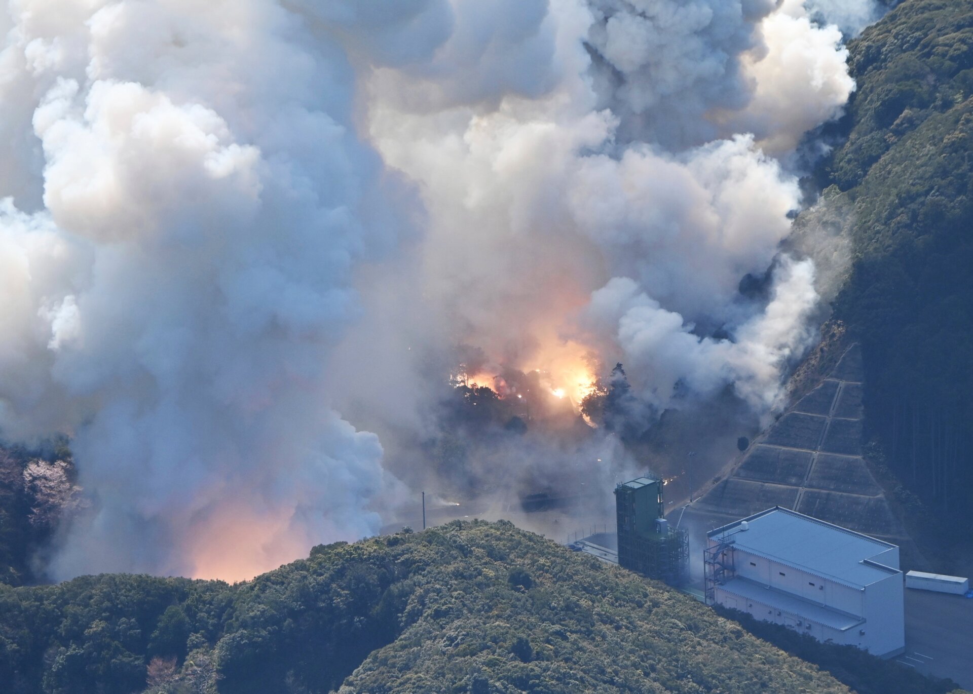 Fuego y humo del cohete caído. 