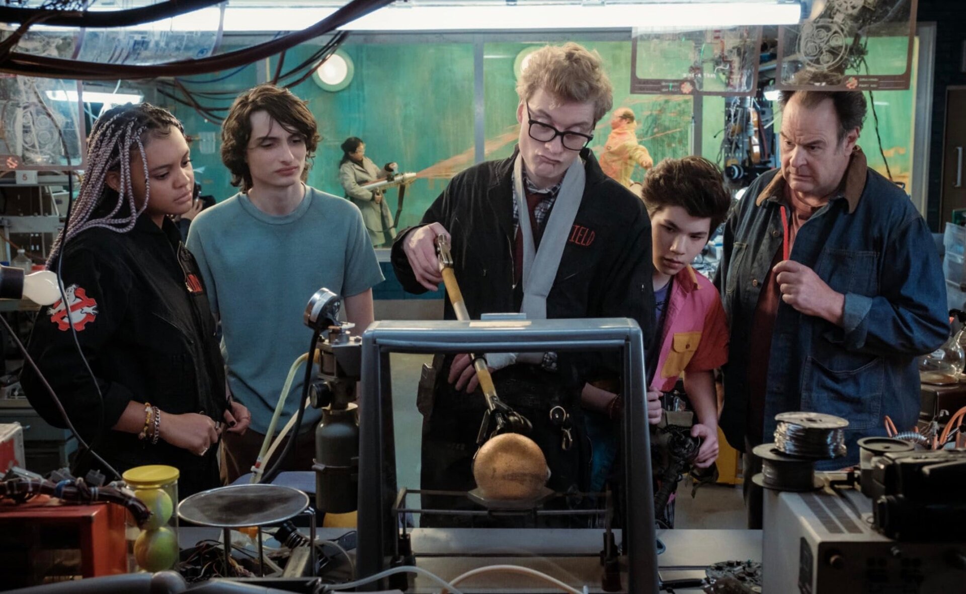 Lucky (extremo izquierdo) con Trevor, un nuevo personaje interpretado por James Acaster, Podcast y Ray.